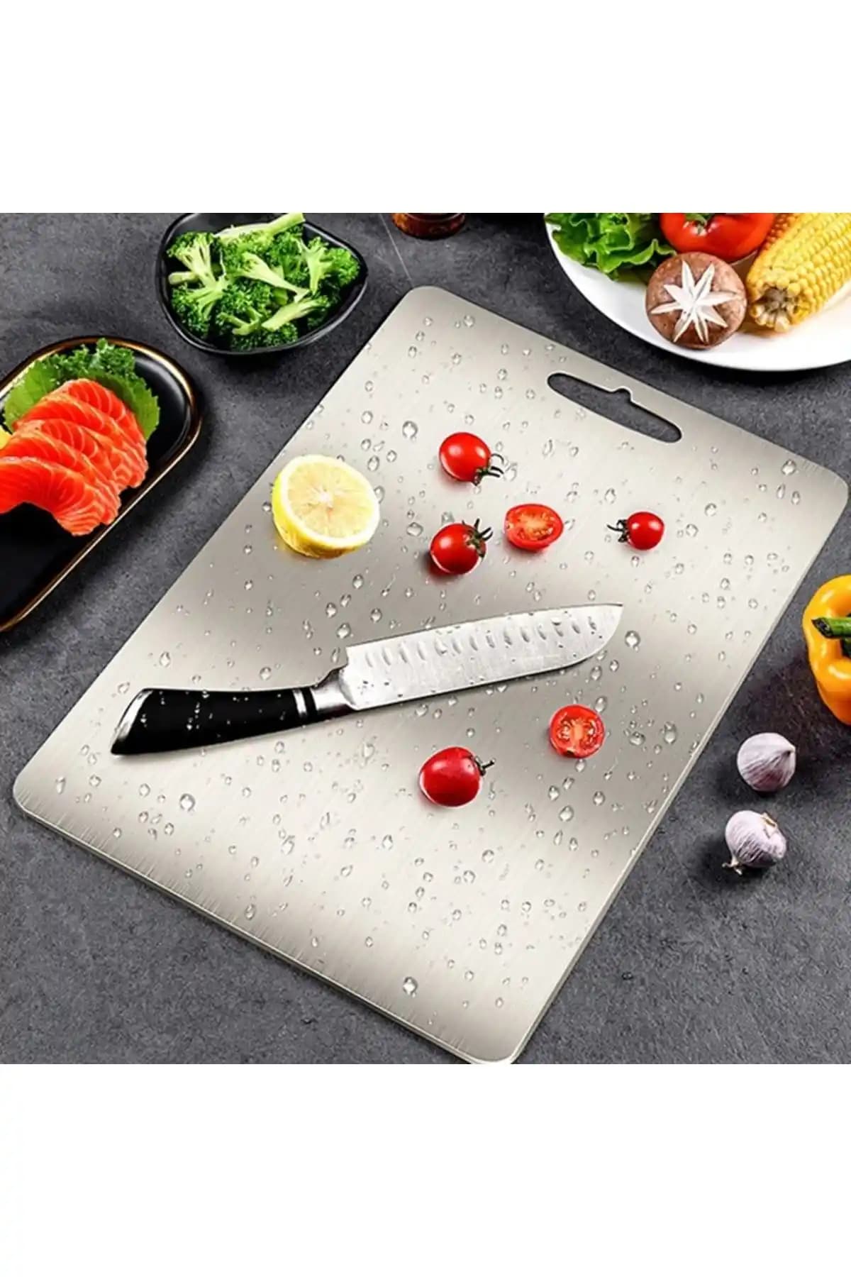 Modern ve Şık Çelik Kesme Tahtası Dekorasyonuyla Mutfaklara Zarif Dokunuşlar