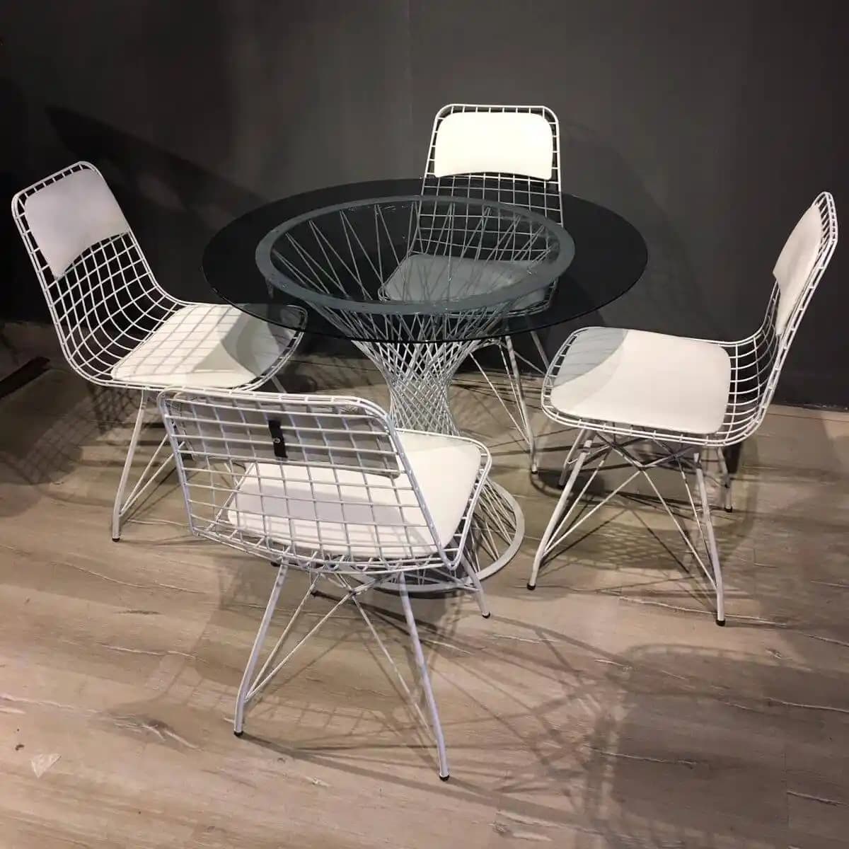 Modern ve Şık Tel Masalar ile Dekorasyonunuza Yenilik Katın