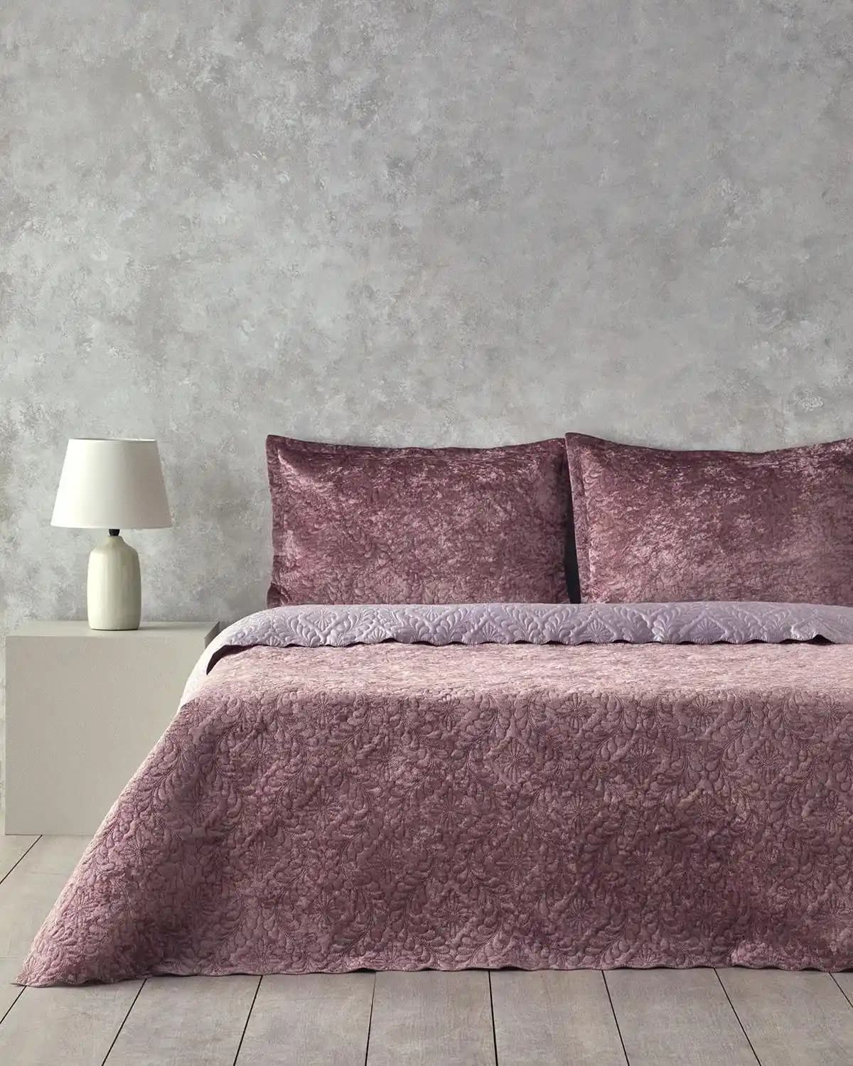 Mürdüm Rengi Yatak Örtüsü ile Yatak Odalarınıza Zarafet ve Şıklık Katın