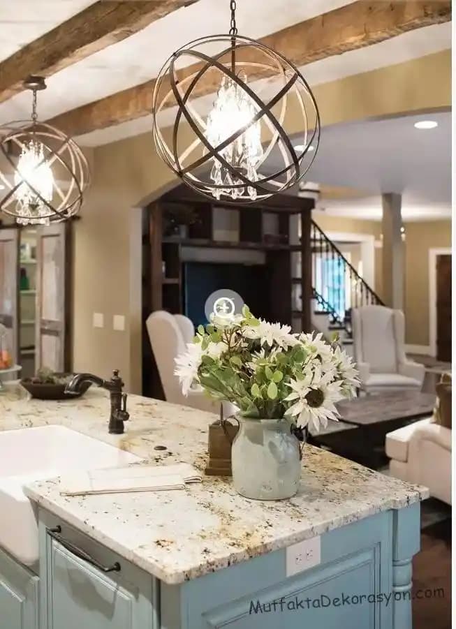 Mutfak Dekorasyonunda Şık ve İşlevsel Avize Seçenekleri ve Uygun Modeller