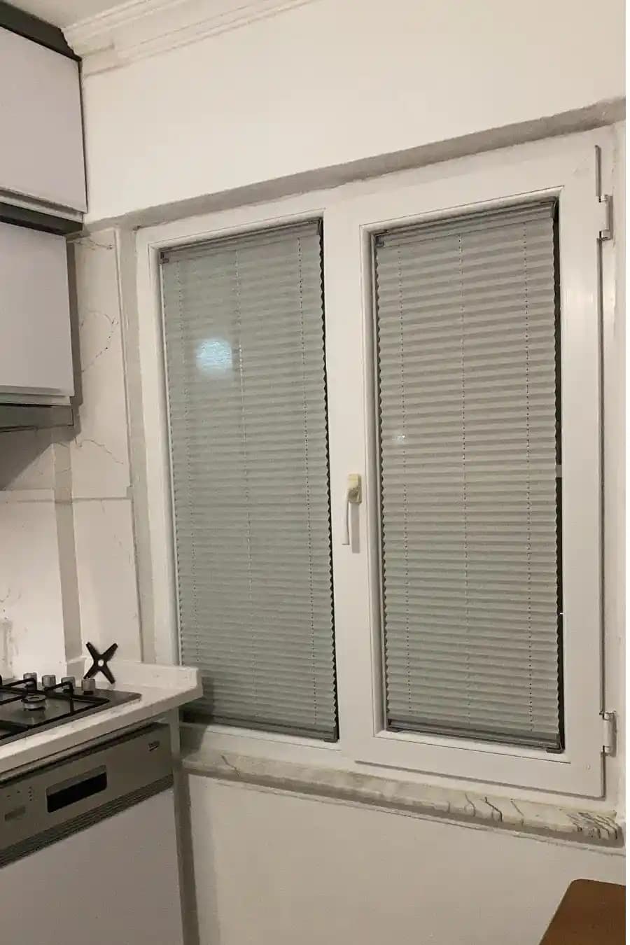 Mutfak Dekorasyonunda Şıklık ve Fonksiyonellik Sağlayan Plise Perdeler