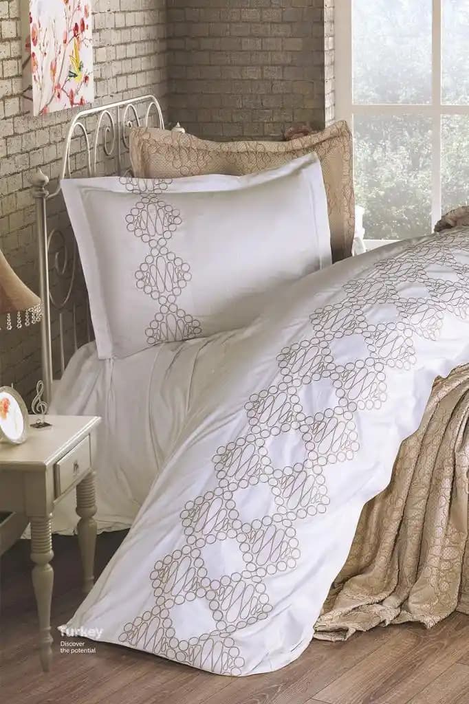 Nakışlı Pike Takımlarıyla Yatak Odalarınıza Şıklık ve Konfor Katın