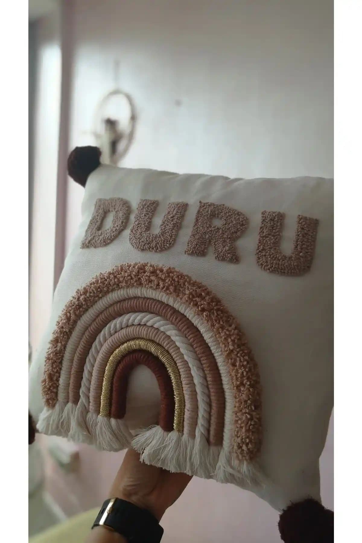 Nakışlı Yastıklarla Dekorasyonda Zarafet ve Sıcaklık Yaratmanın Yolları