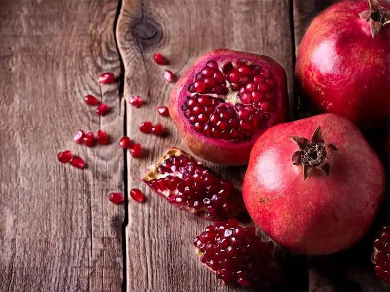 Nar Kırmızısı Dekorasyonda Cesur ve Modern Renk Seçenekleri Rehberi