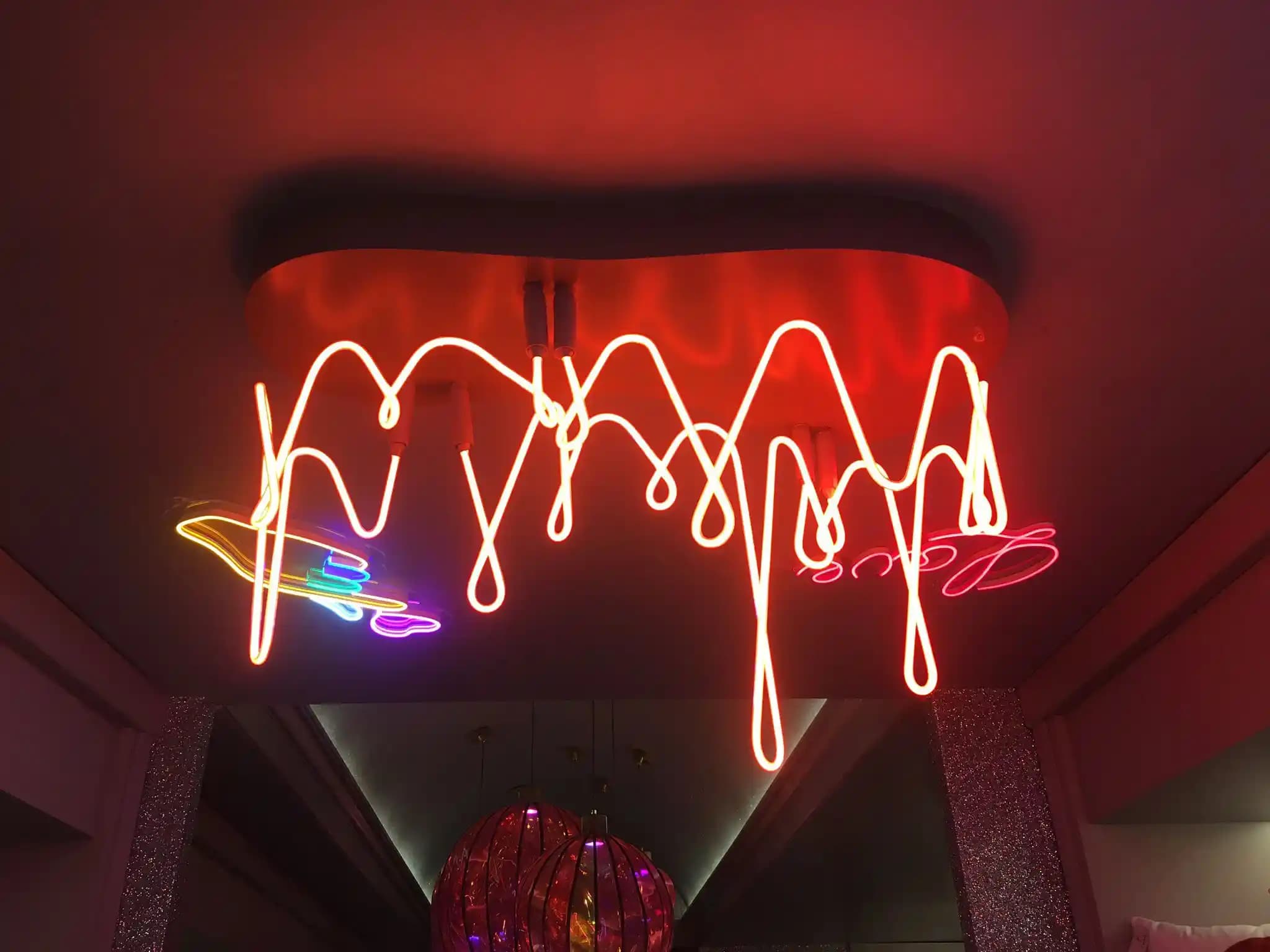 Neon Avize ile Modern Dekorasyonunuzu Canlandırmanın Yolları ve Seçim İpuçları