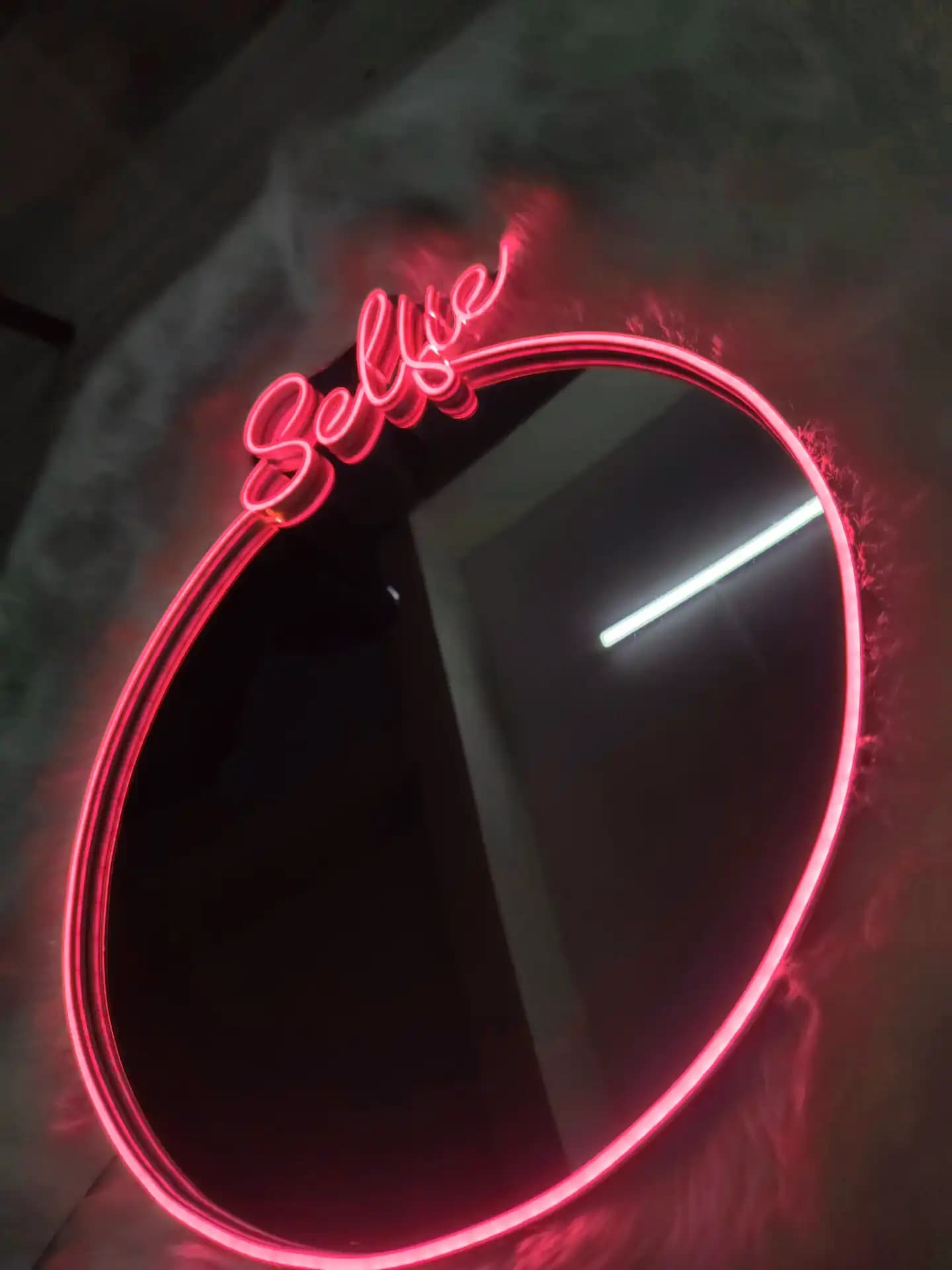 Neon Aynalar ile Mekânlarınıza Modern ve Çekici Bir Dokunuş Katın