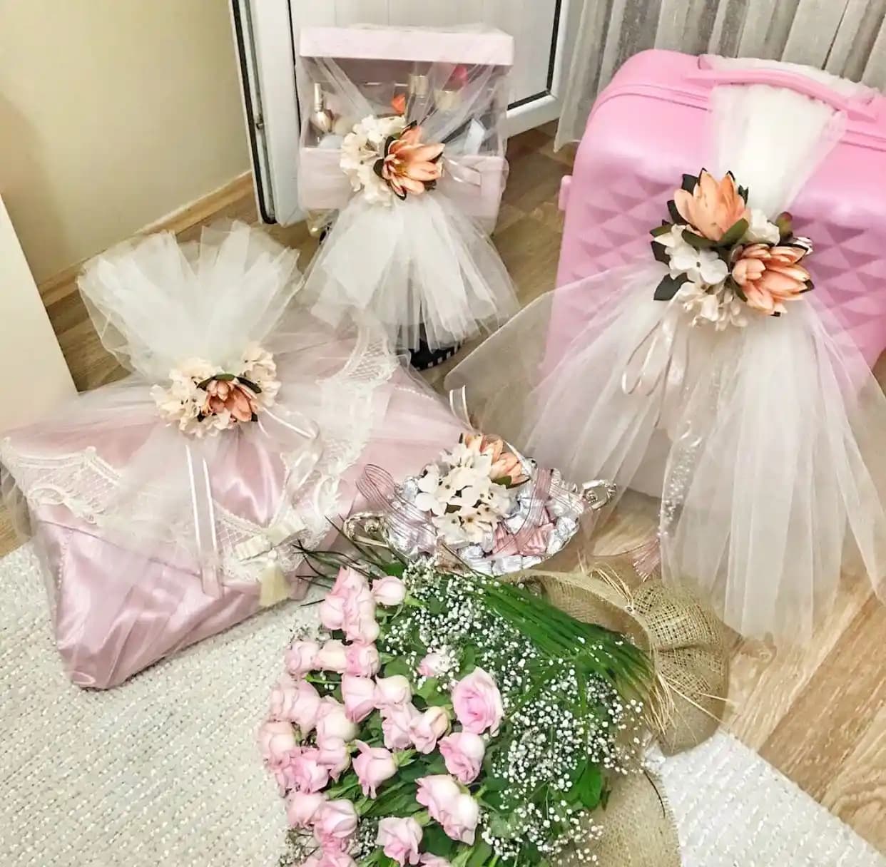 Nişan Bohçası ve Gelin Valizi Süsleme Sanatı: Dekorasyonun En Güzel Dokunuşları