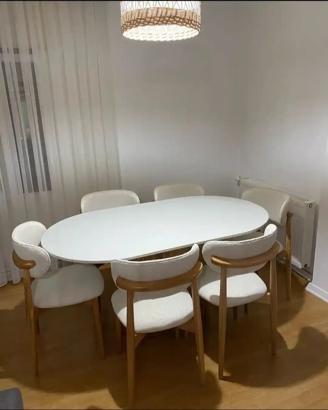 Oval Yemek Masası Dekorasyonda Zarafet ve İşlevselliğin Birleşimi