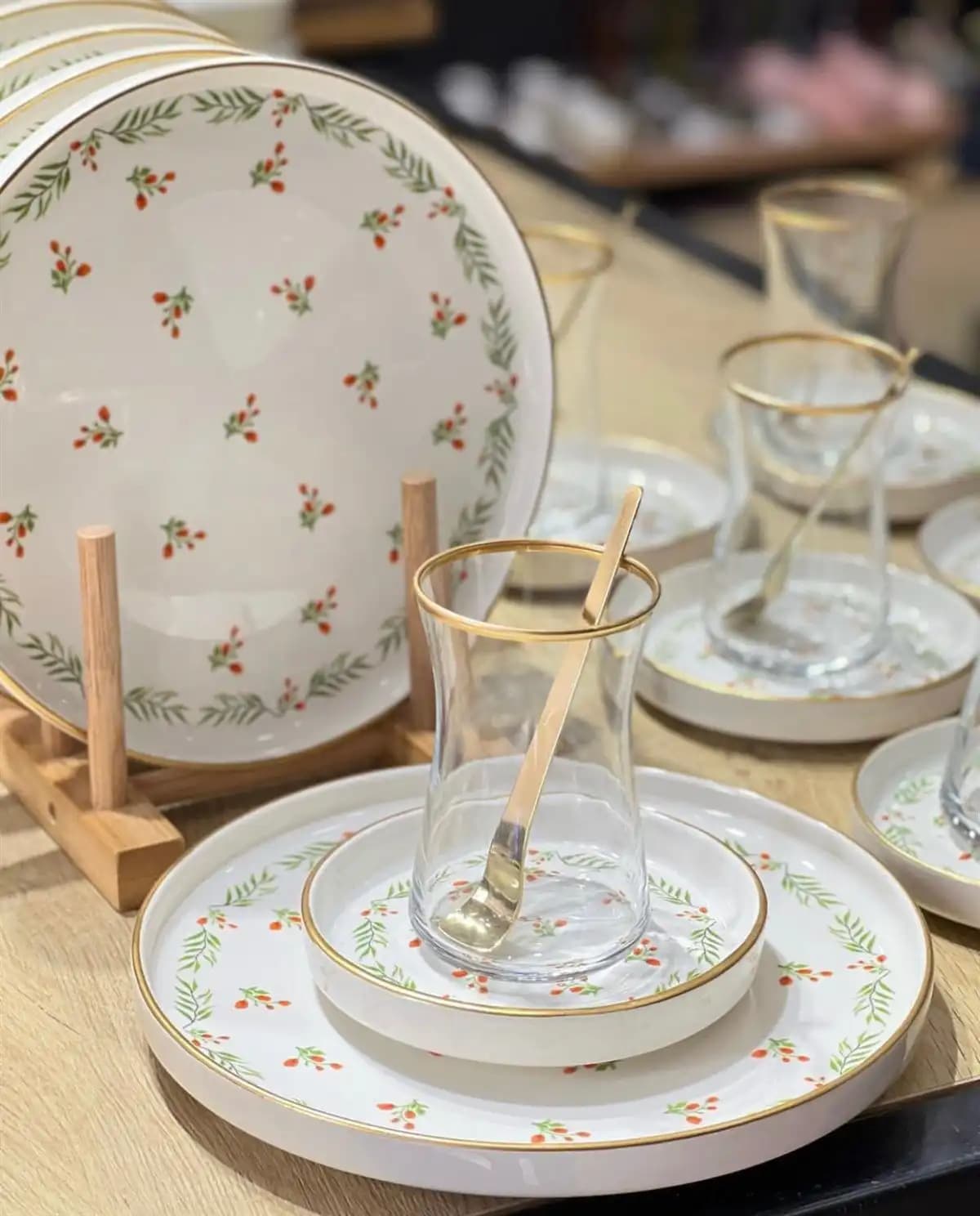 Pasta Çay Setleri ile Dekorasyonda Zarafet ve İşlevselliğin Buluşması