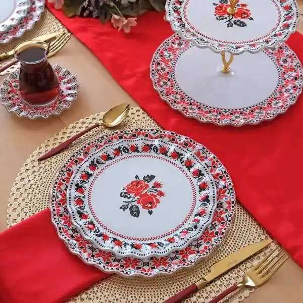 Pasta Servis Takımı Seçimi ve Dekorasyonda Kullanımı: Estetik ve Fonksiyonellik Rehberi