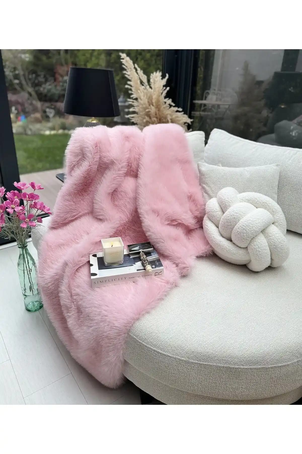 Peluş Örtülerle Evinize Sıcaklık ve Şıklık Katmanın Modern Yolları