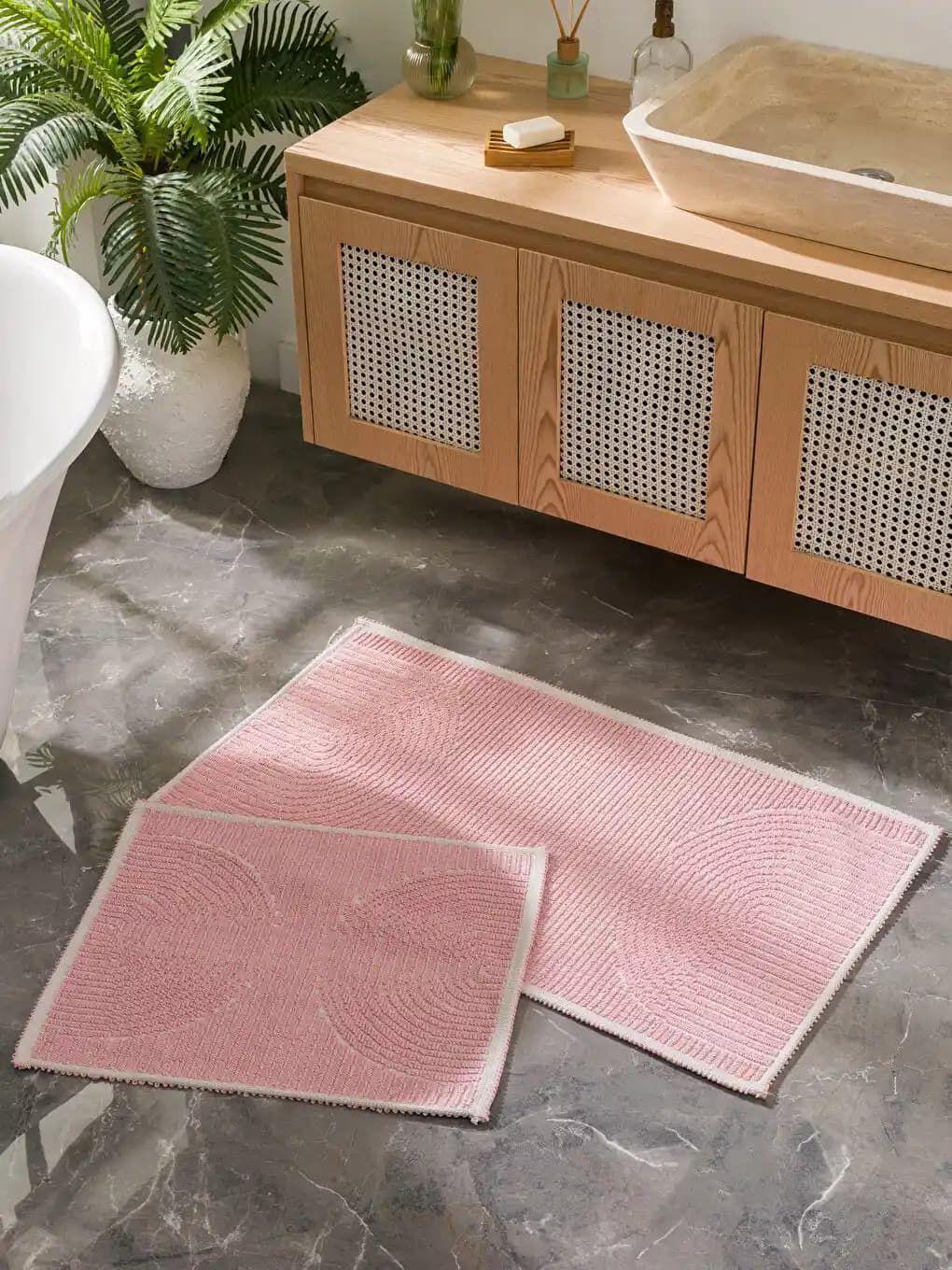 Pembe Banyo Paspası Seçenekleri ve Dekorasyon İpuçlarıyla Şık Bir Banyo Yaratın