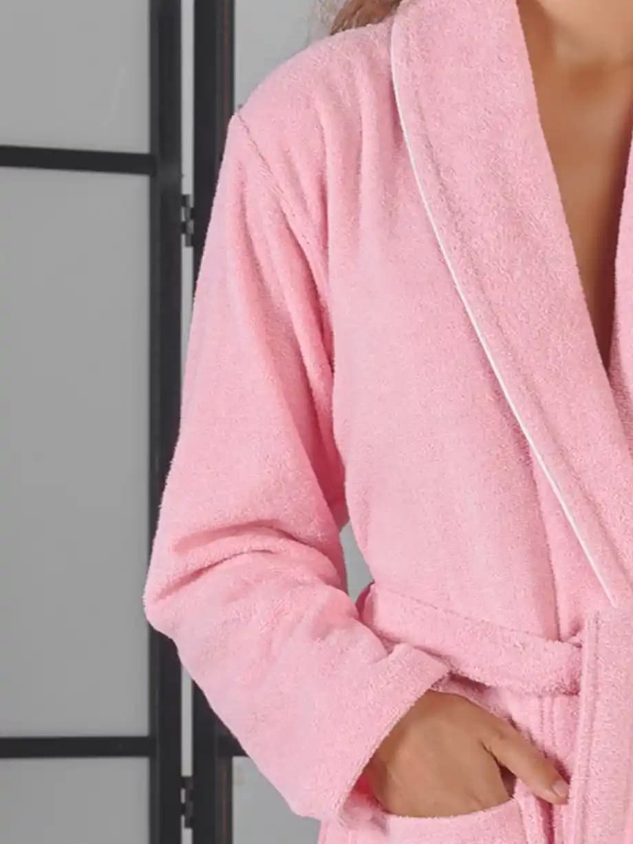 Pembe Bornoz ile Ev Dekorasyonunda Şıklık ve Konforun Buluşması