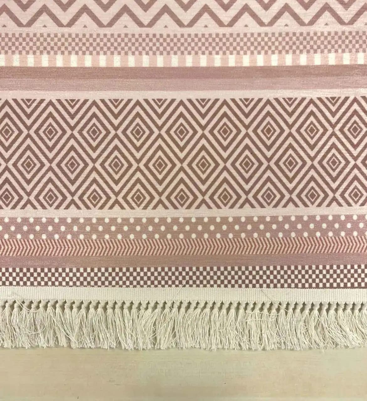 Pembe Kilim Dekorasyonda Zarafet ve Canlılık Katmanın Modern Yolu