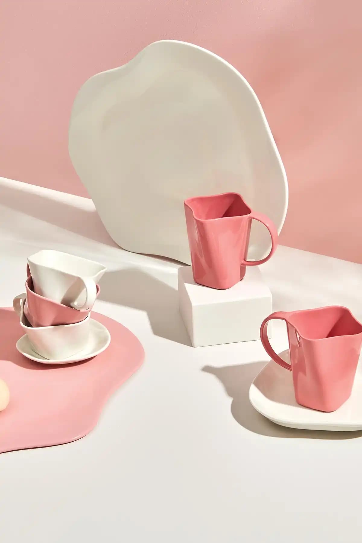 Pembe Porselen Çay Setleriyle Dekorasyonunuza Zarif ve Şık Dokunuşlar Ekleyin
