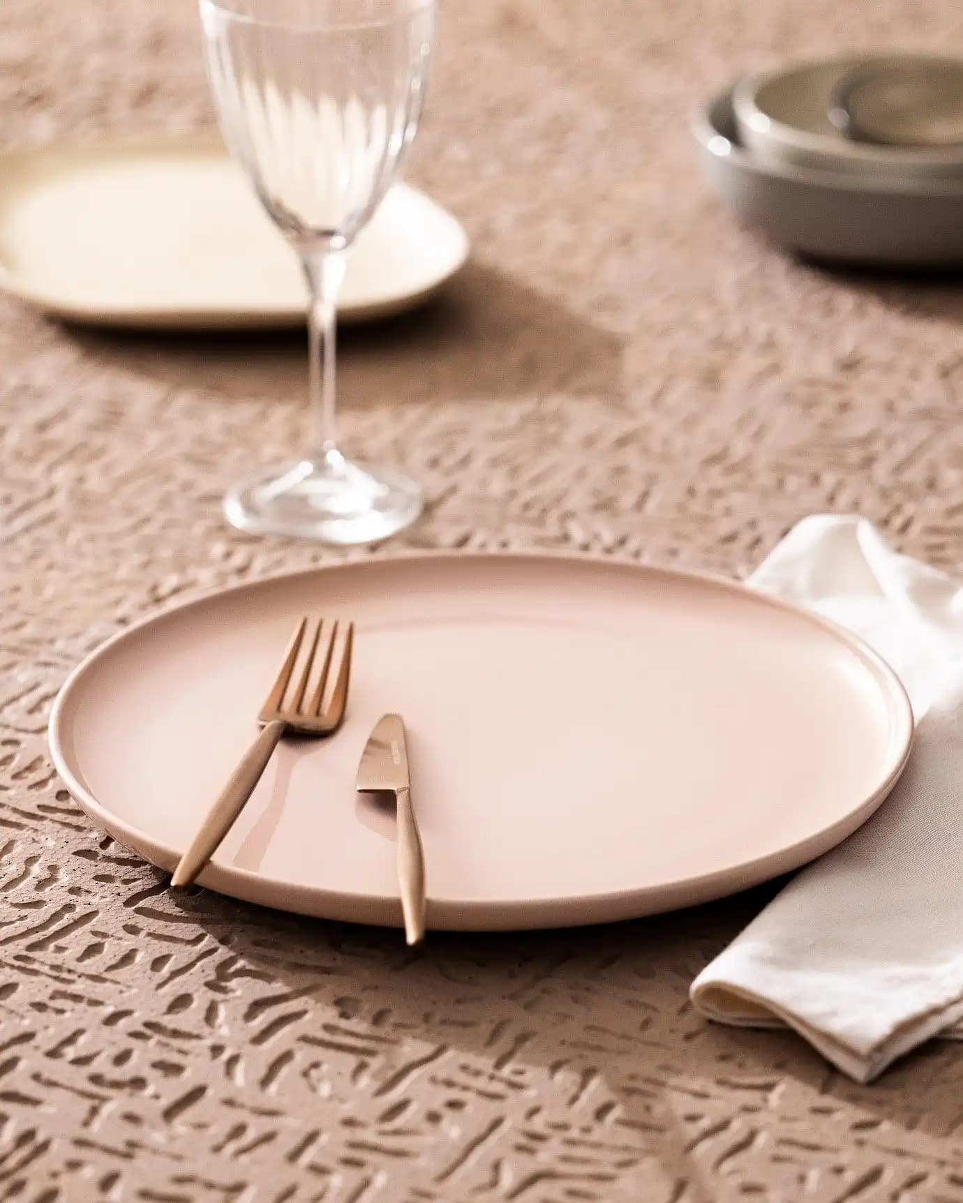Pembe Servis Tabağı ile Dekorasyonda Zarafet ve Şıklık Yaratmanın Yolları