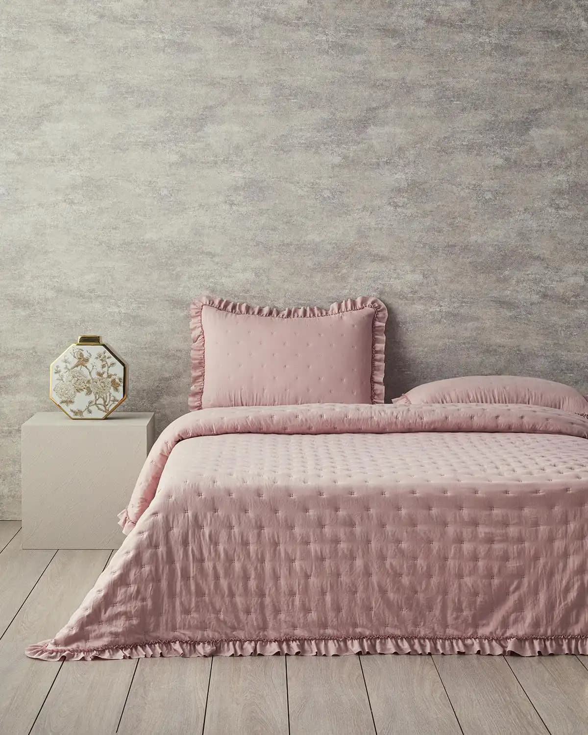 Pembe Yatak Örtüsü ile Yatak Odalarınıza Şıklık ve Ferahlık Katmanın Yolları
