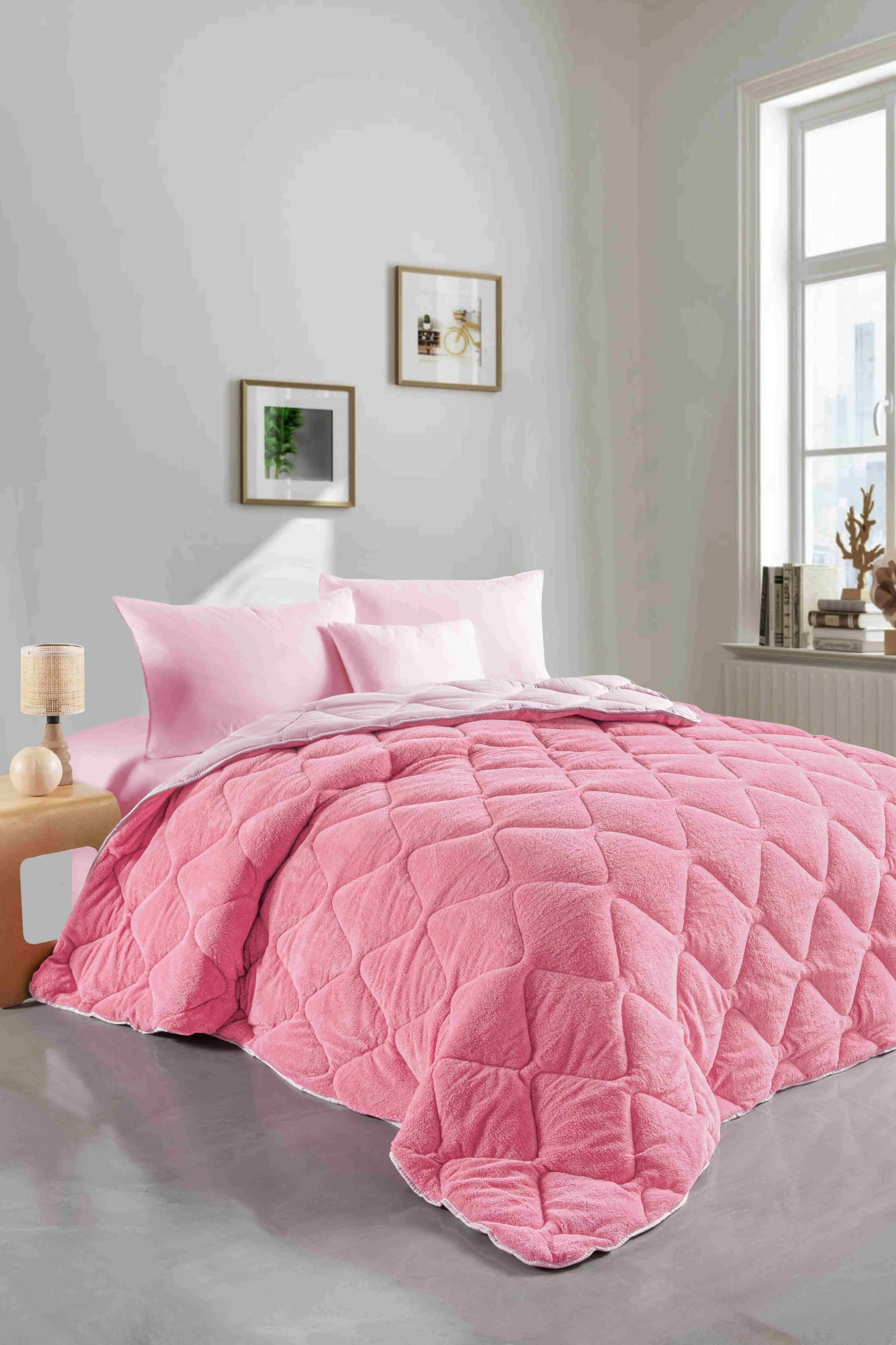Pembe Yorgan ile Dekorasyonda Şık ve Feminen Dokunuşlar