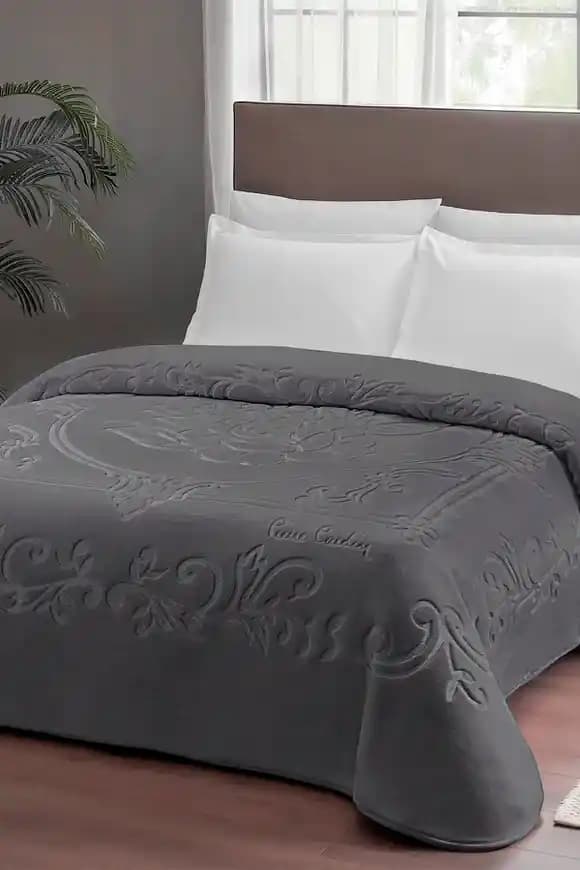 Pierre Cardin Emboss Çift Kişilik Battaniye ile Dekorasyonda Şıklık ve Konforun Buluşması