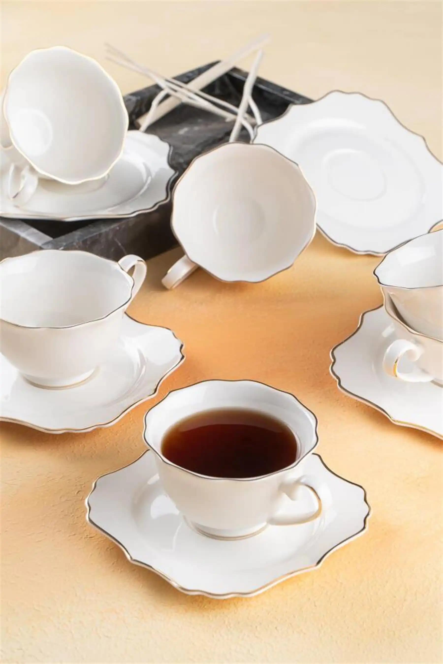 Porselen Çay Takımlarıyla Dekorasyonunuzu Zenginleştirme Rehberi