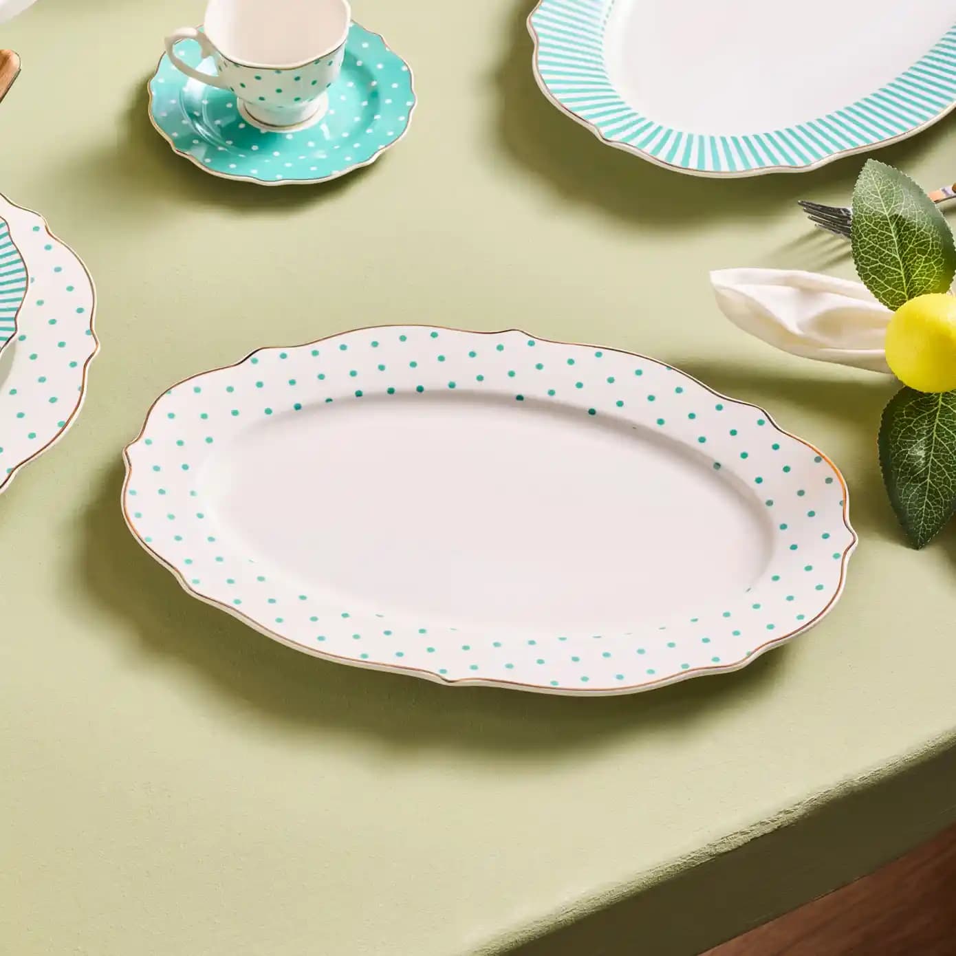 Puantiyeli Tabaklarla Dekorasyonda Zarafet ve Şıklık Yaratmanın Yolları