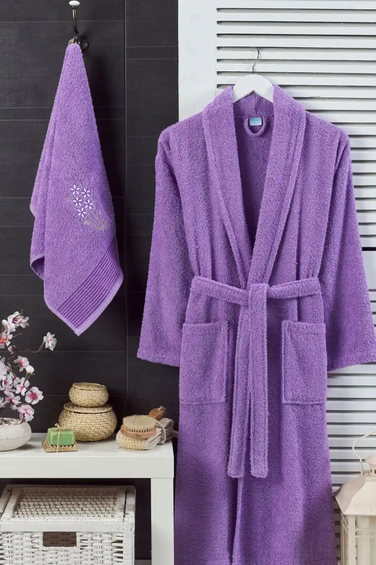 Renkli Bornoz ile Banyo Dekorasyonunda Canlılık ve Şıklık Yaratma Rehberi