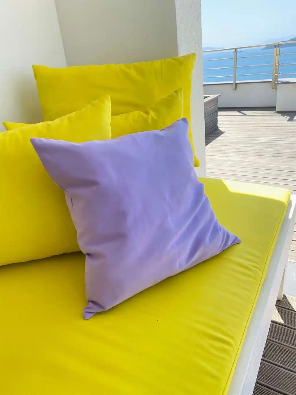 Renkli Yastıklar ile Dekorasyonda Canlılık ve Şıklık Yaratmanın Yolları