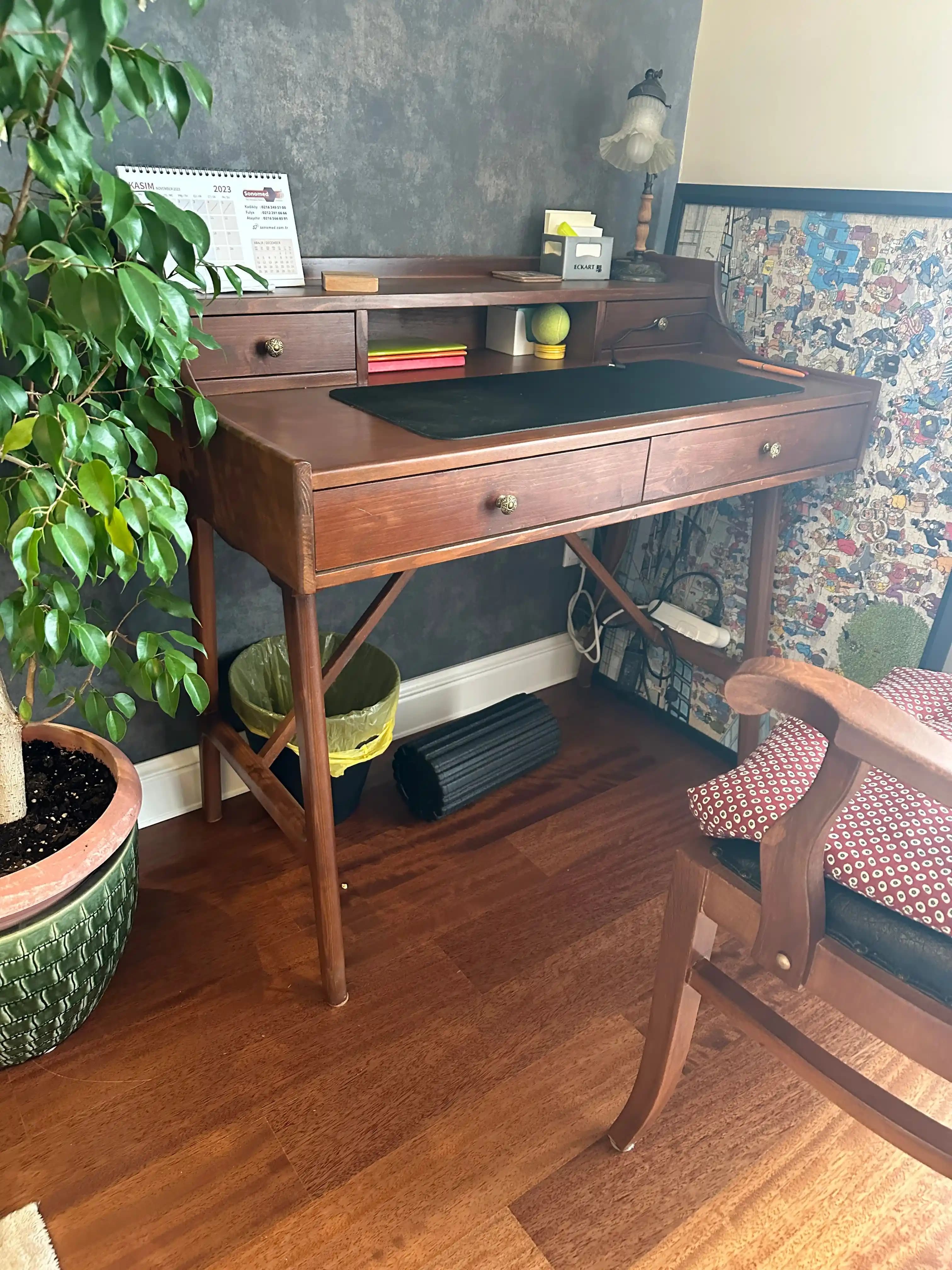 Retro Çalışma Masası ile Dekorasyonda Nostaljik ve Modern Bir Atmosfer Yaratın