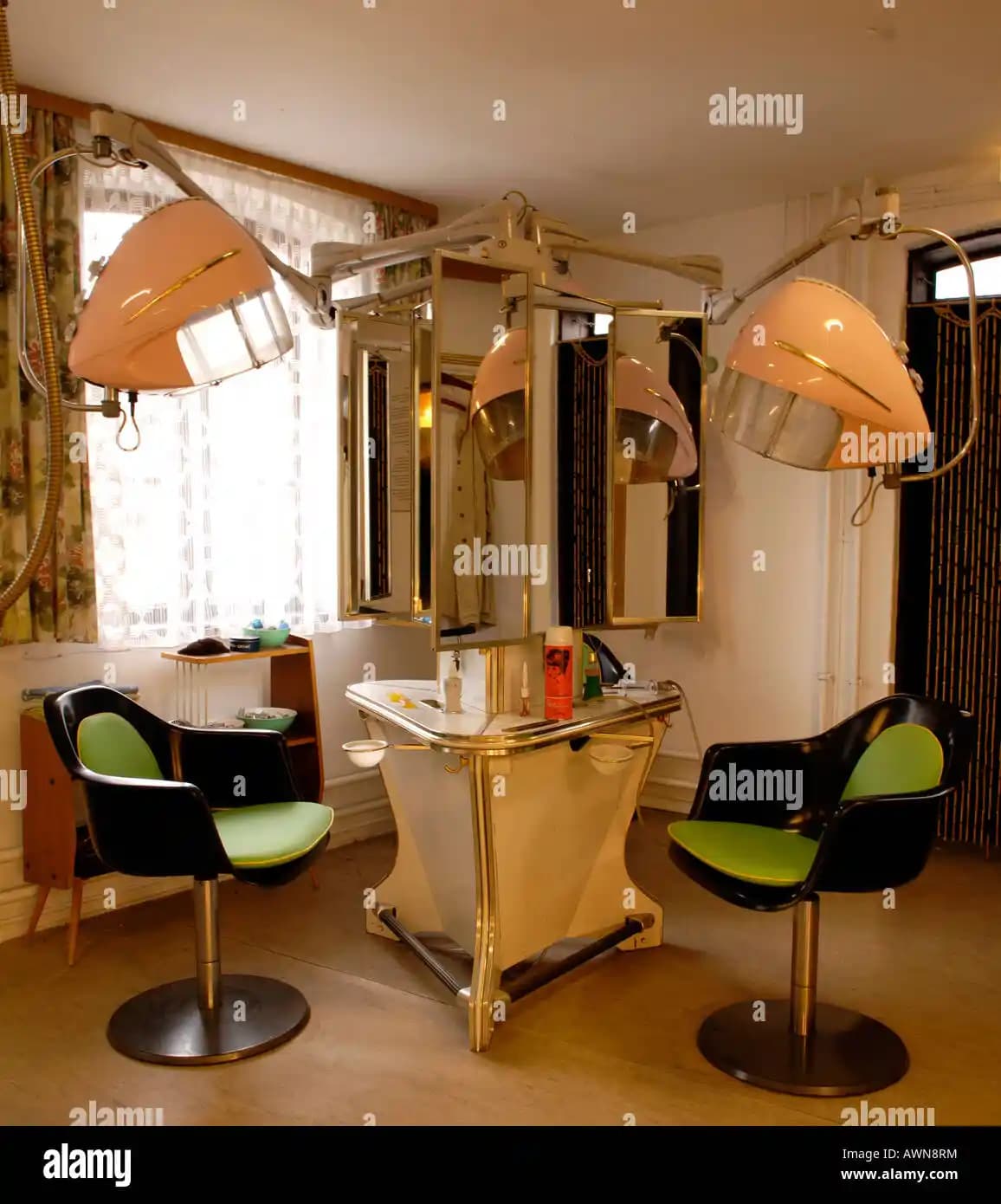 Retro Salon Dekorasyonu: Geçmişin Estetiği ile Modern Yaşam Alanları Yaratın