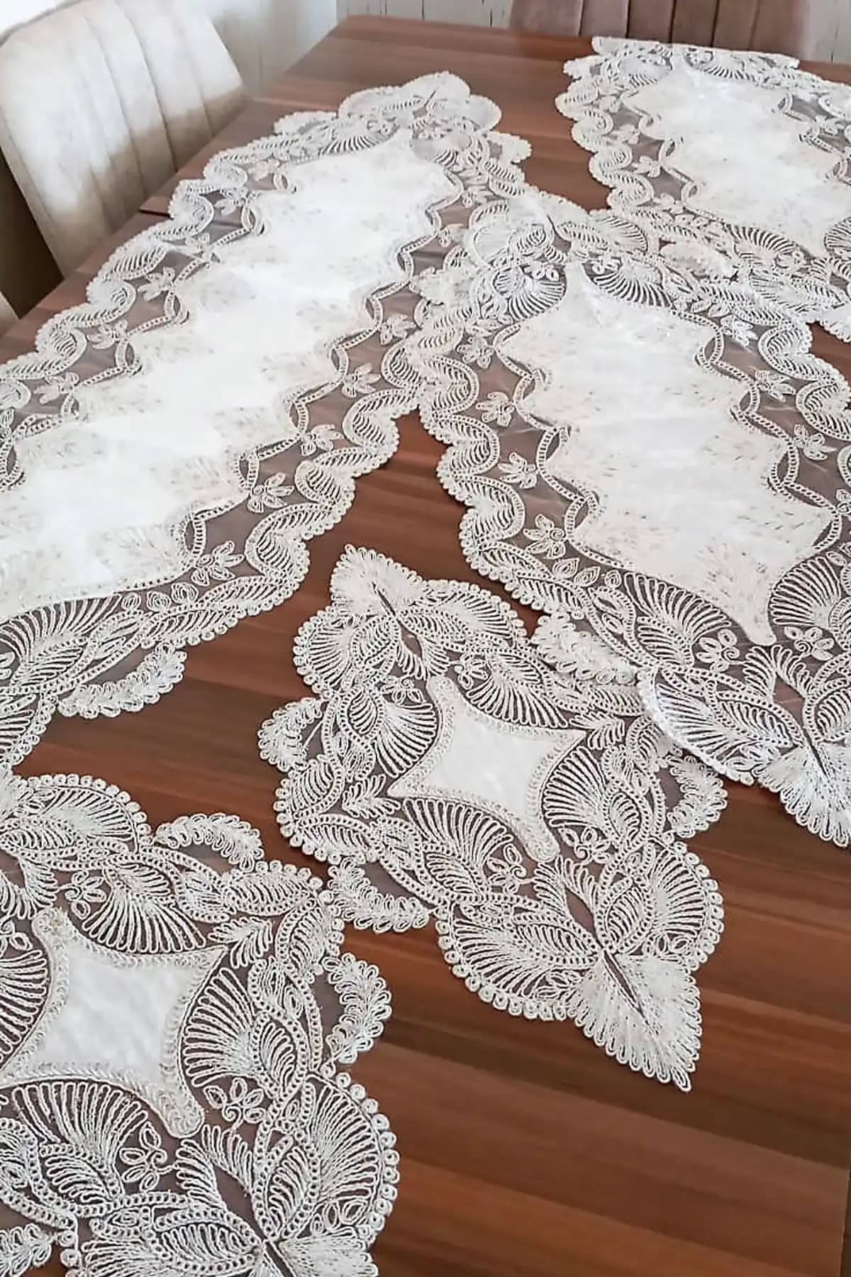 Salon Dekorasyonuna Uygun Masa Örtüsü Takımlarıyla Şıklık ve Fonksiyonellik