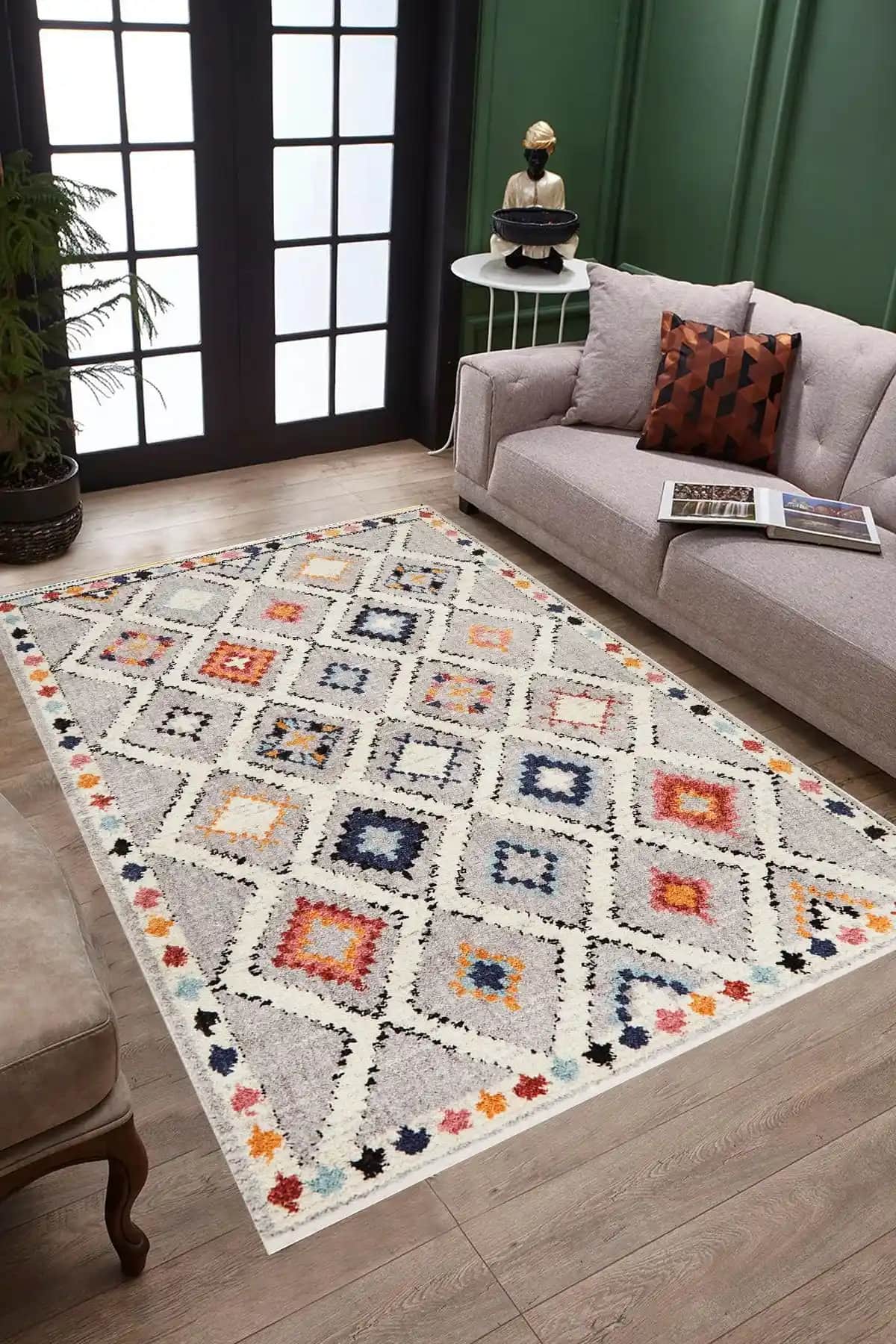 Salon Dekorasyonunda Halı Seçimi ve Trendler: Mekanı Şık ve Konforlu Hale Getirme Yöntemleri