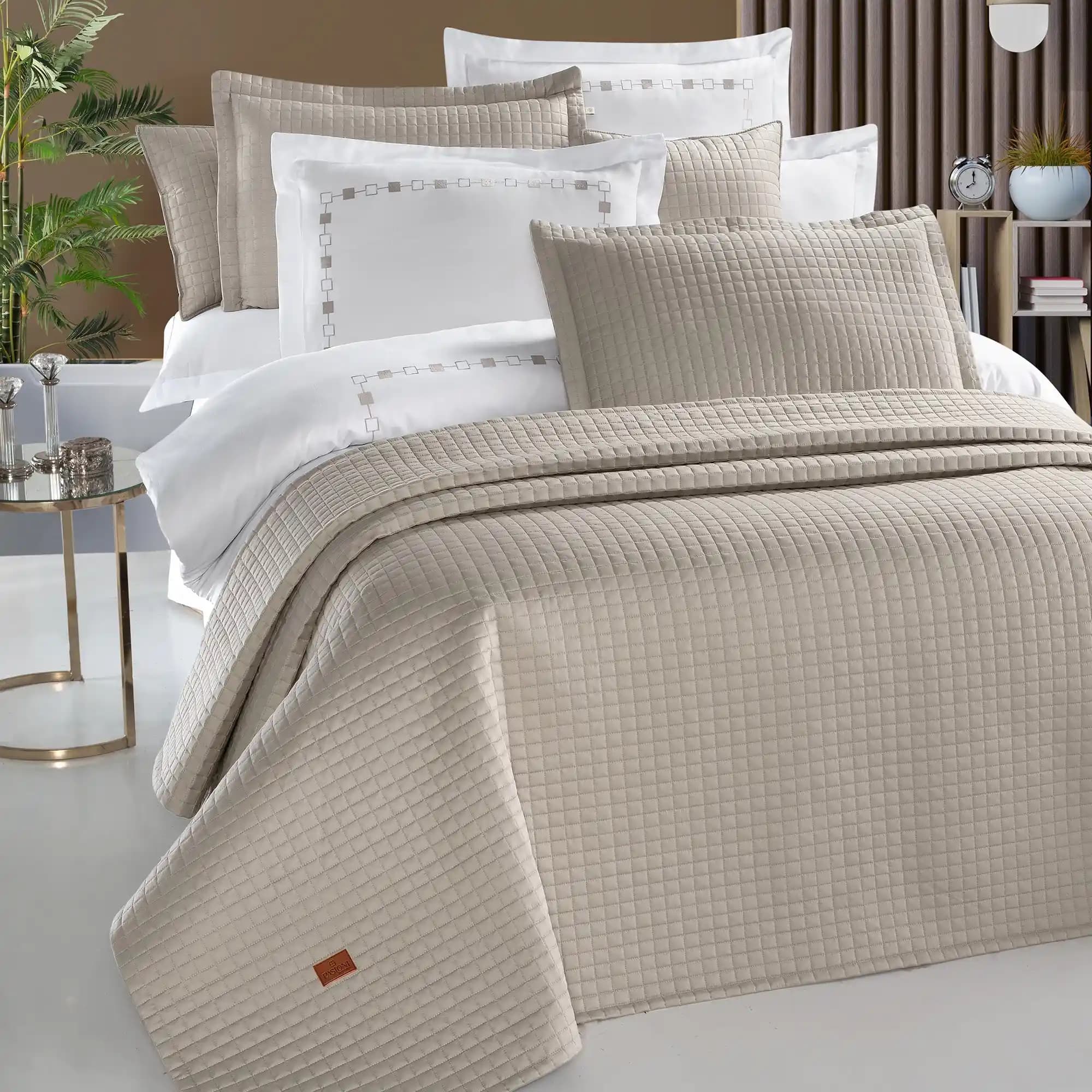 Saten Yatak Örtüsü ile Yatak Odalarınıza Şıklık ve Konfor Katın