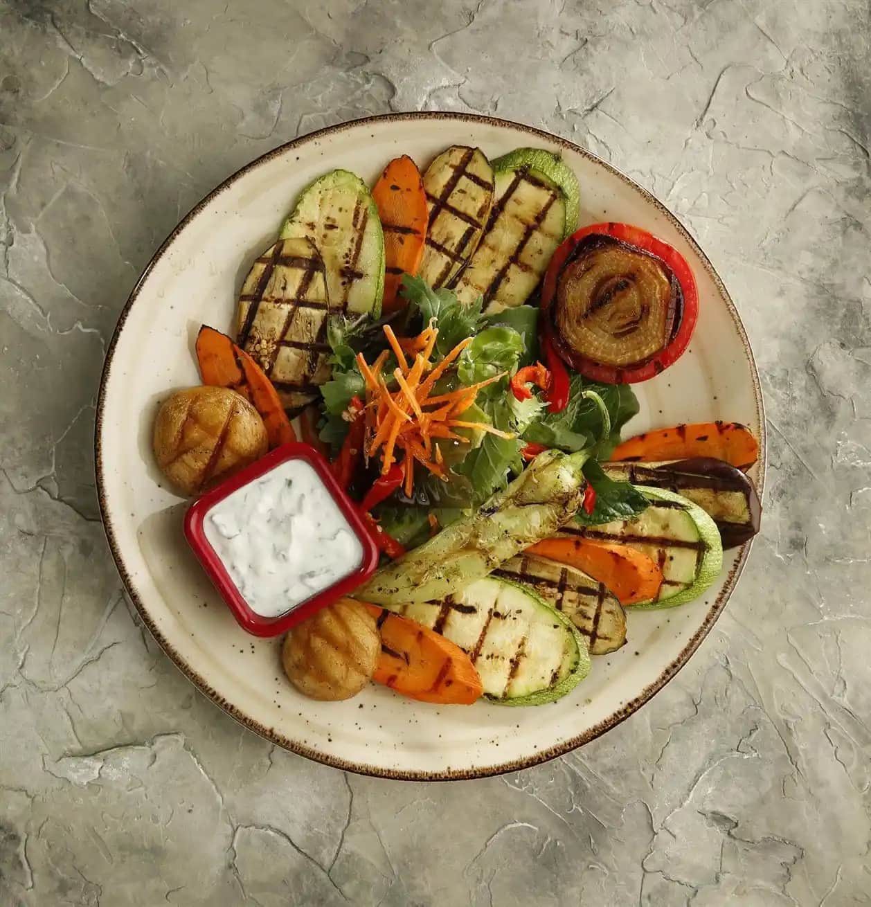 Sebze Tabağı Sunumu ve Dekorasyon İpuçlarıyla Sağlıklı ve Şık Masa Düzeni