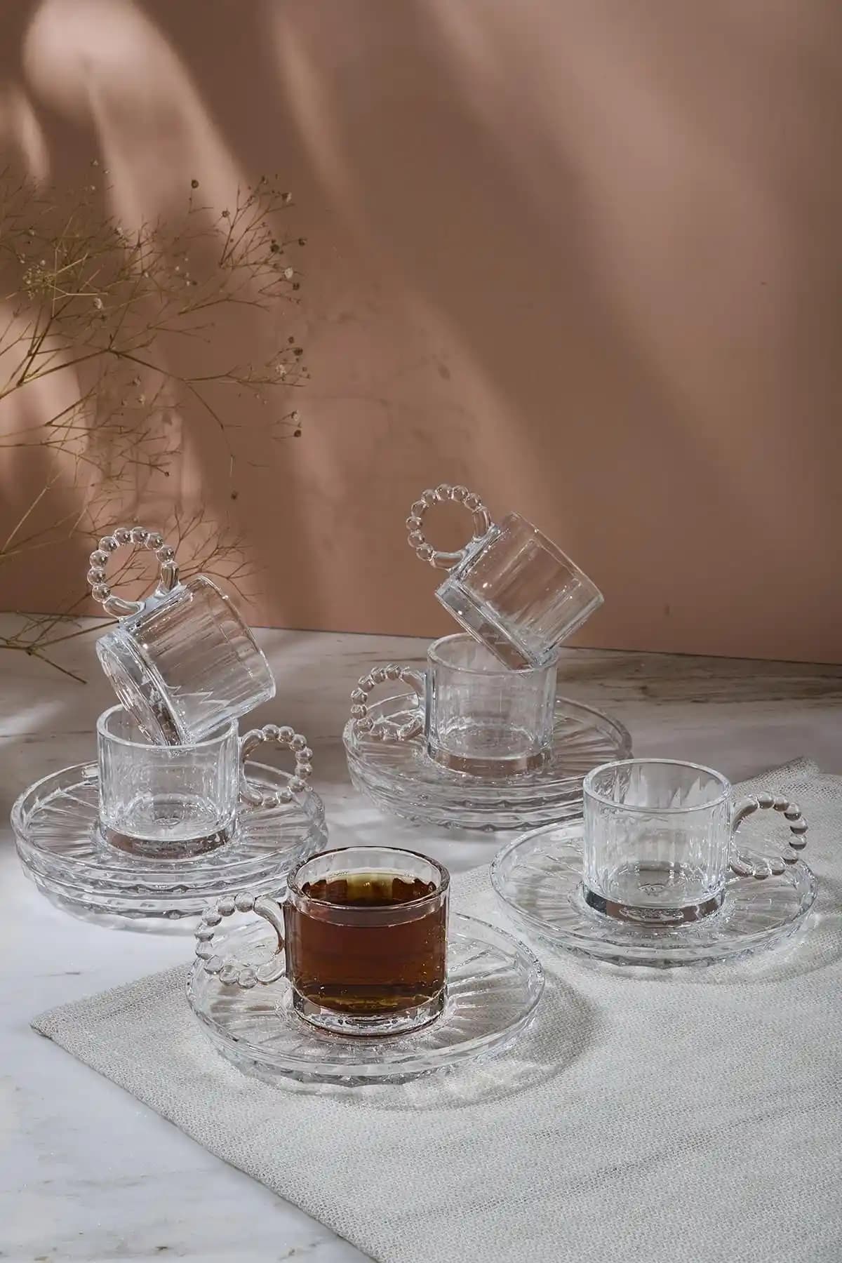 Şeffaf Kahve Fincanları ile Dekorasyonda Zarafet ve Fonksiyonellik Artışı