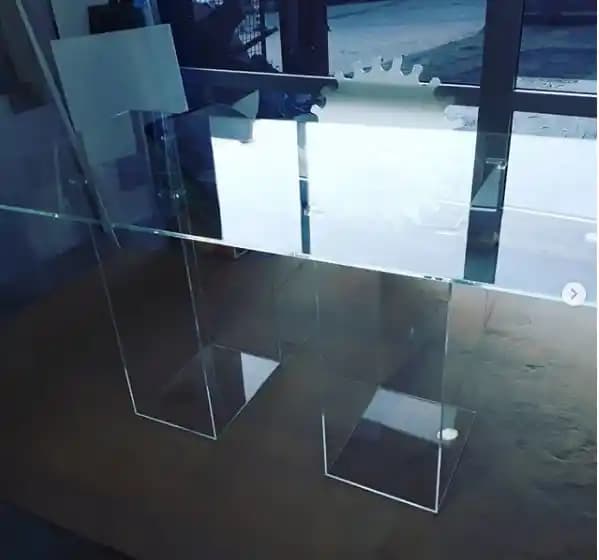 Şeffaf Pleksi Masa ile Modern ve Şık Dekorasyon Çözümleri