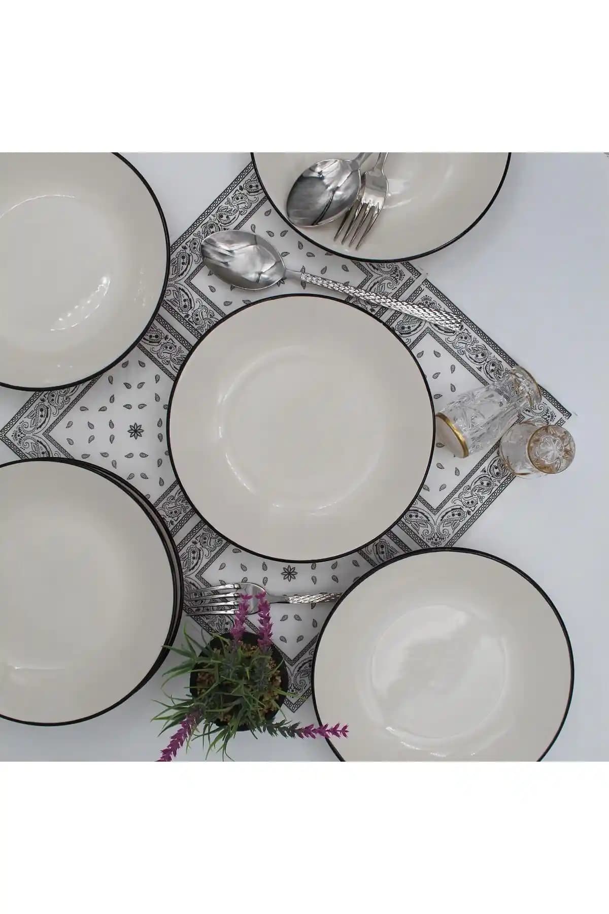 Seramik Yemek Tabağı Dekorasyonunda Zarif ve Fonksiyonel Çözümler