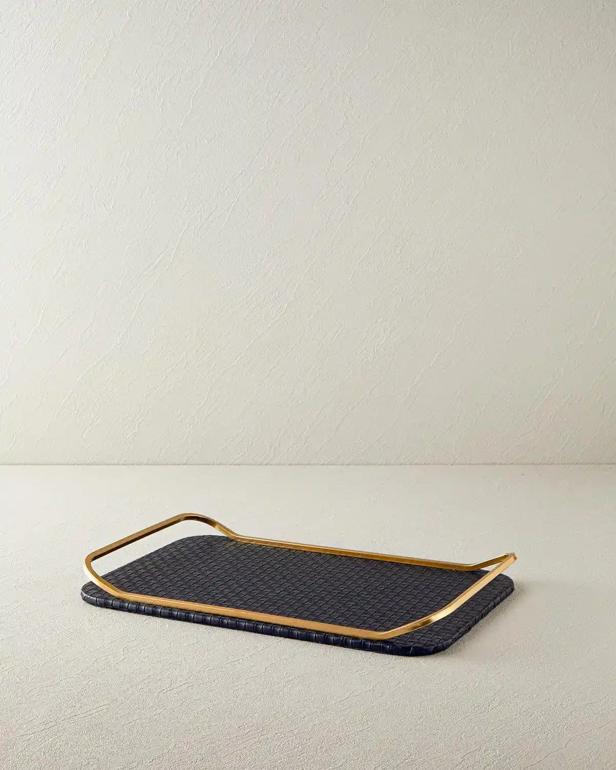 Siyah Dekoratif Tepsi ile Modern ve Şık Ev Dekorasyonunda Zarif Dokunuşlar