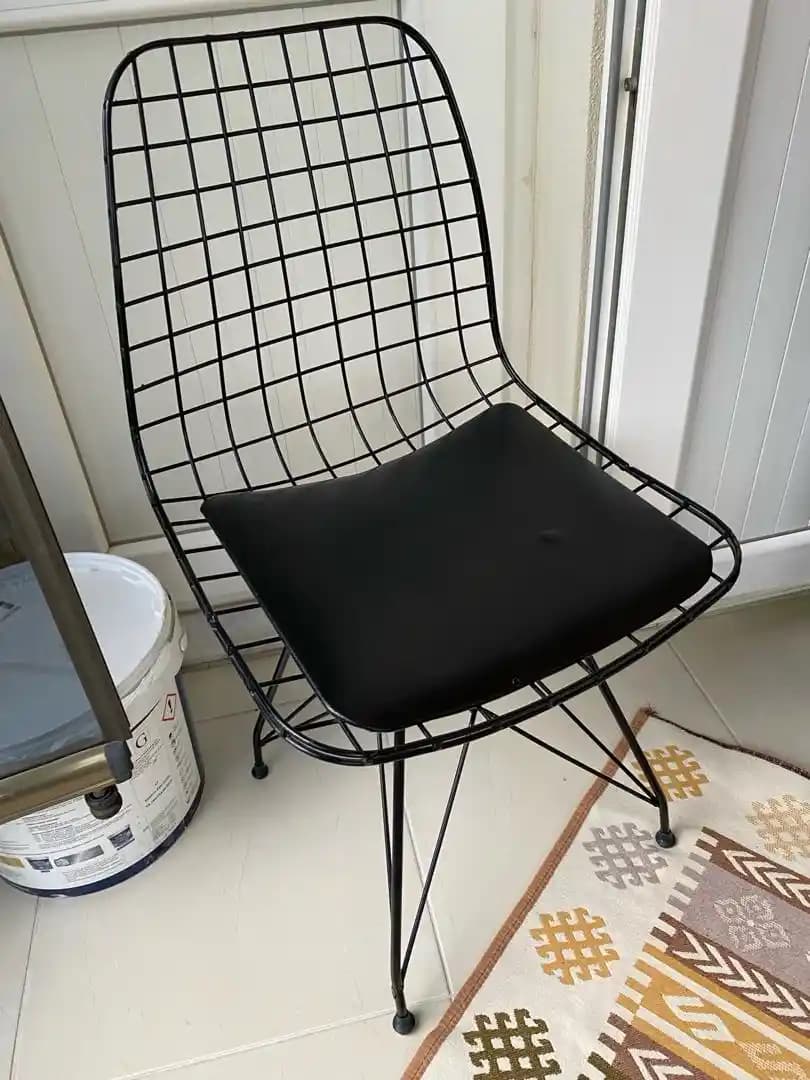 Siyah Demir Sandalyelerle Modern ve Şık Dekorasyon Çözümleri