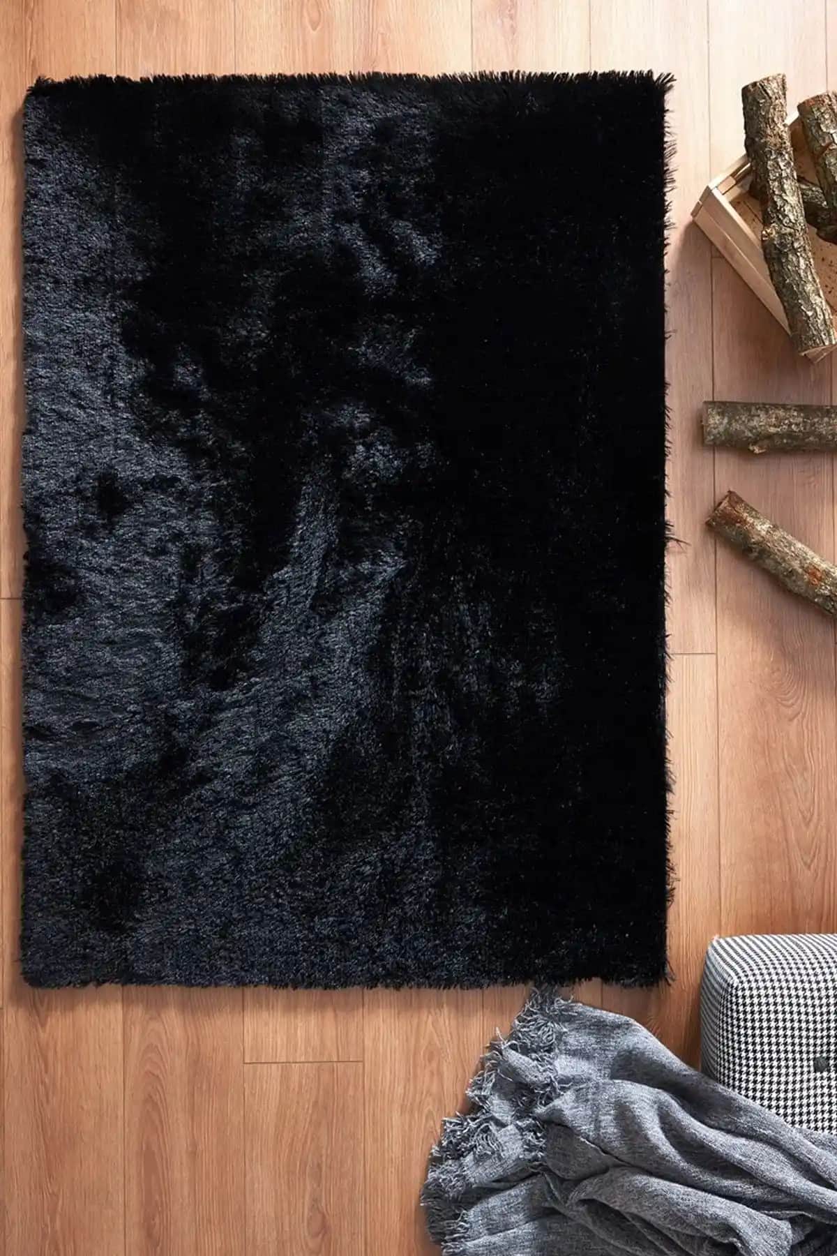 Siyah Peluş Halı ile Modern ve Şık Dekorasyon Çözümleri 75-90 Karakter