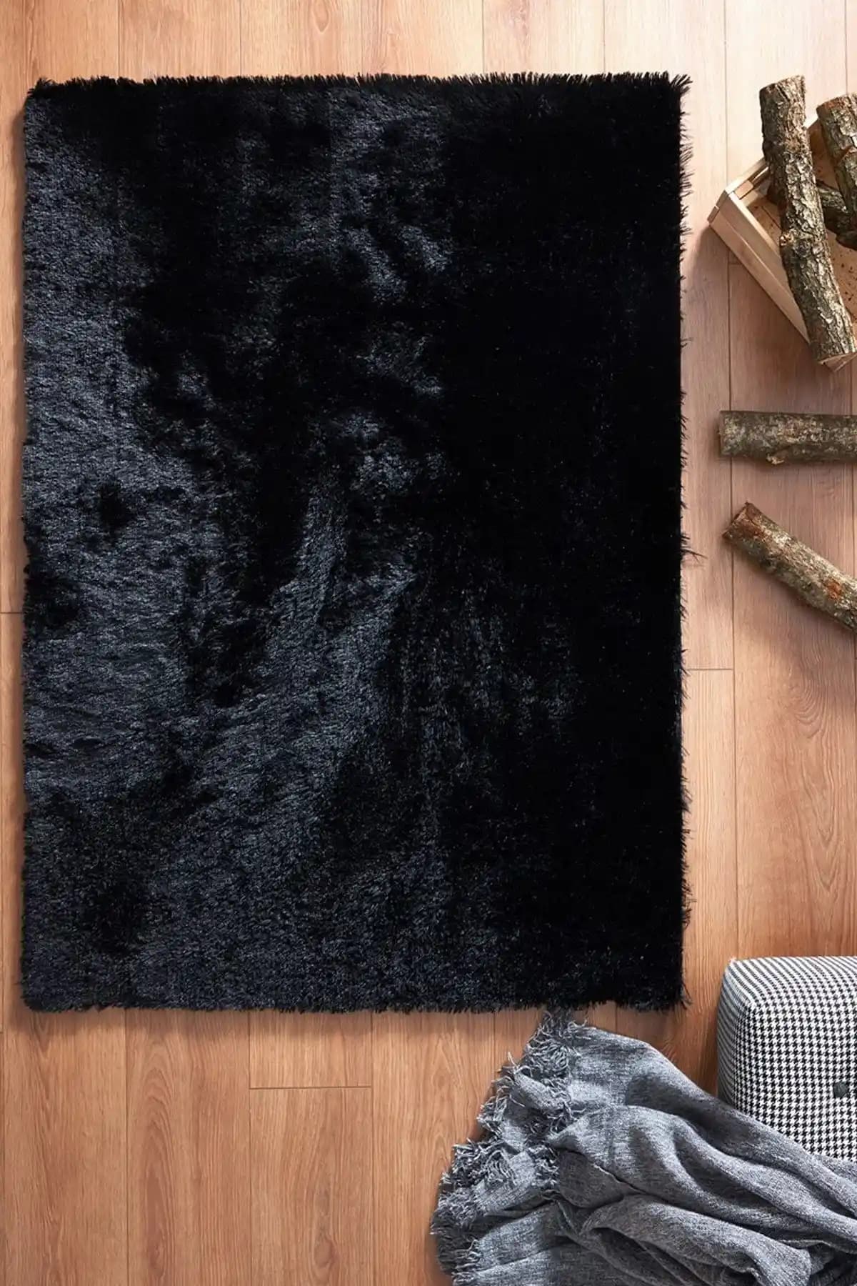 Siyah Peluş Halı ile Modern ve Şık Dekorasyon Çözümleri 75-90 Karakter