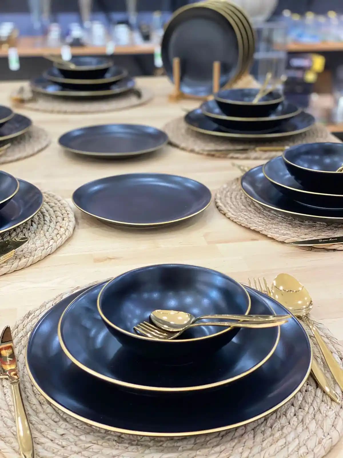 Siyah Porselen Yemek Takımıyla Modern ve Şık Dekorasyon İpuçları