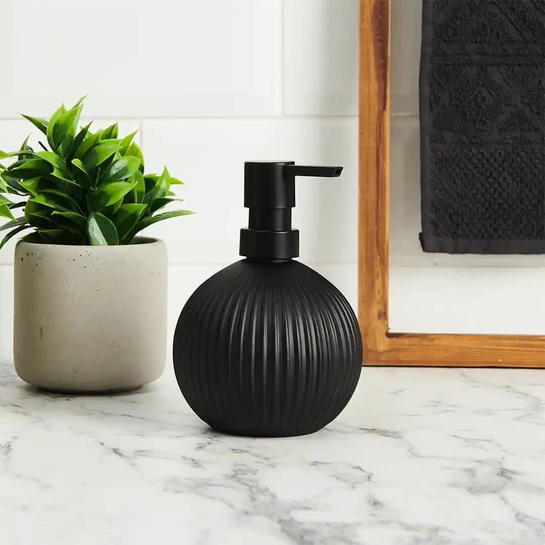Siyah Sabunluk Dekorasyonda Modern ve Şık Bir Detay Olarak Kullanımı