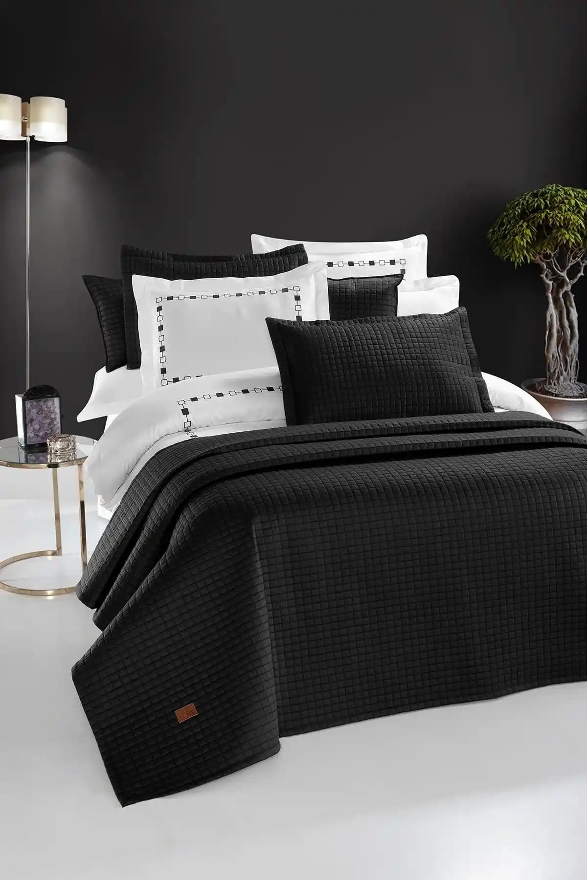 Siyah Saten Yatak Örtüsü ile Dekorasyonda Zarafet ve Şıklık Yaratma Rehberi