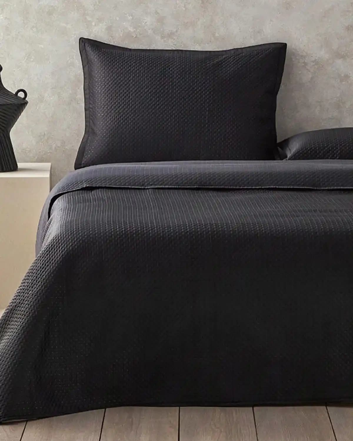 Siyah Saten Yatak Örtüsü ile Yatak Odası Dekorasyonunda Şıklık ve Konforun Buluşması