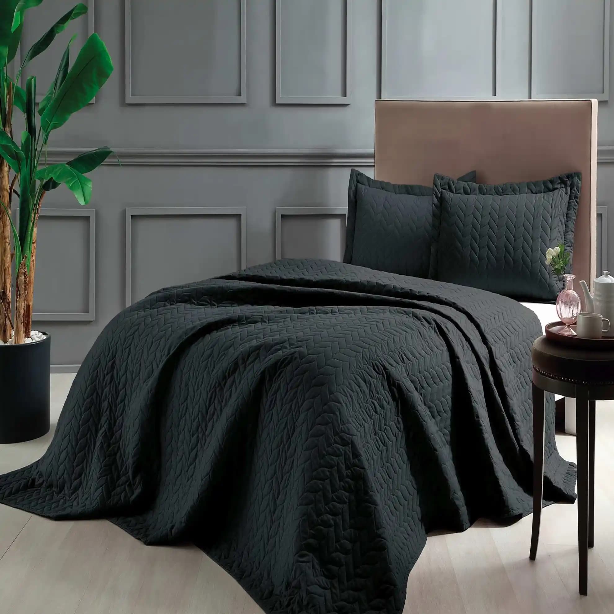 Siyah Yatak Örtüsü ile Modern ve Şık Yatak Odası Dekorasyonu Nasıl Yapılır