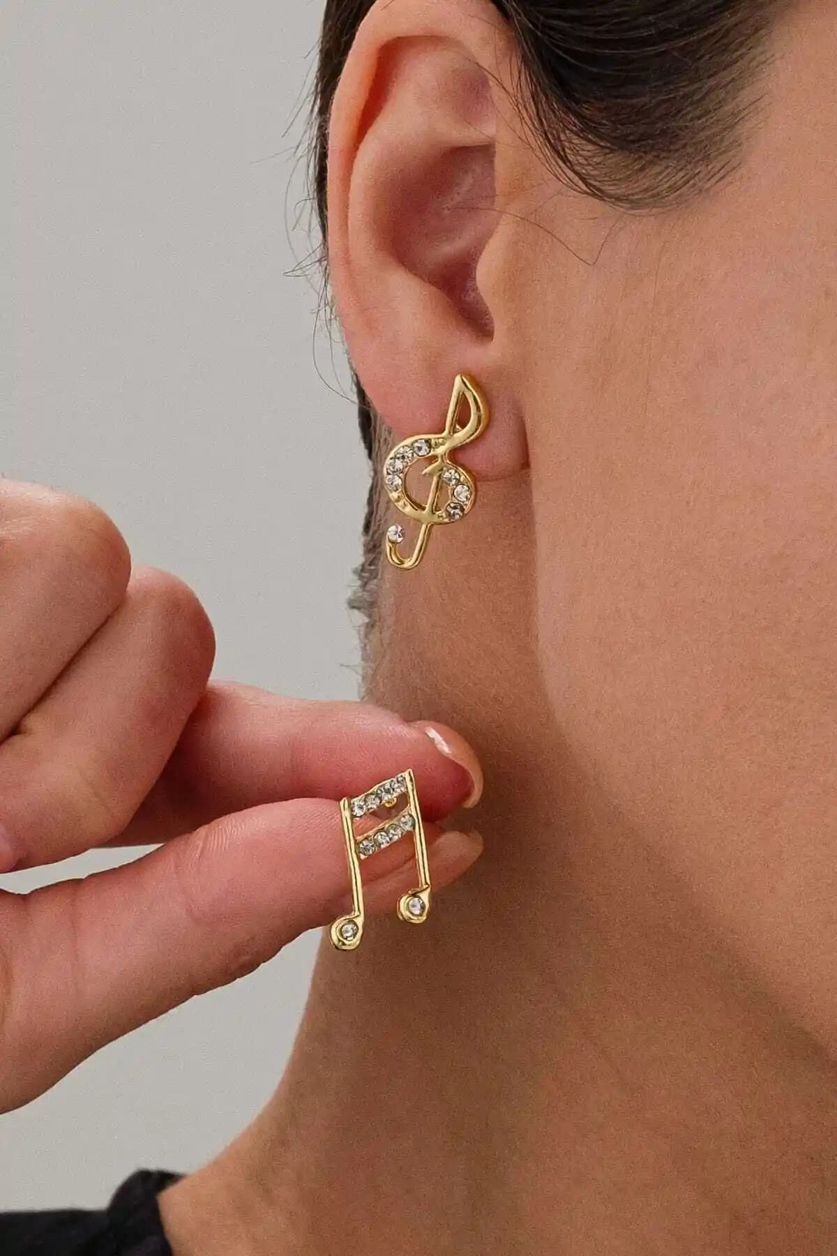 Sol Anahtarı Küpe: Müzik ve Sanatı Yansıtan Şık Takı ve Dekorasyon Seçenekleri