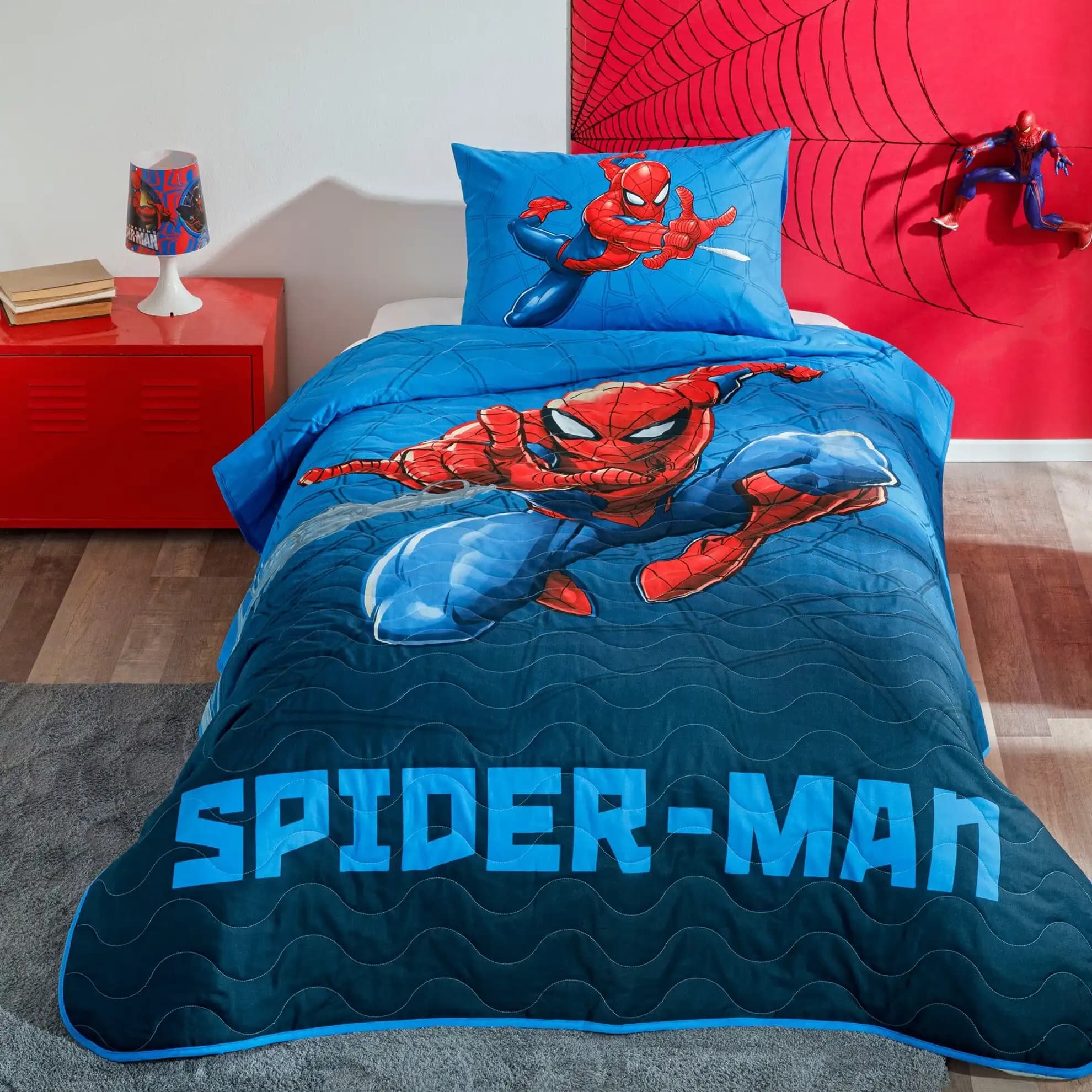 Spider-Man Yatak Örtüsü ile Çocuk ve Genç Odalarında Eğlence ve Şıklık Yaratın