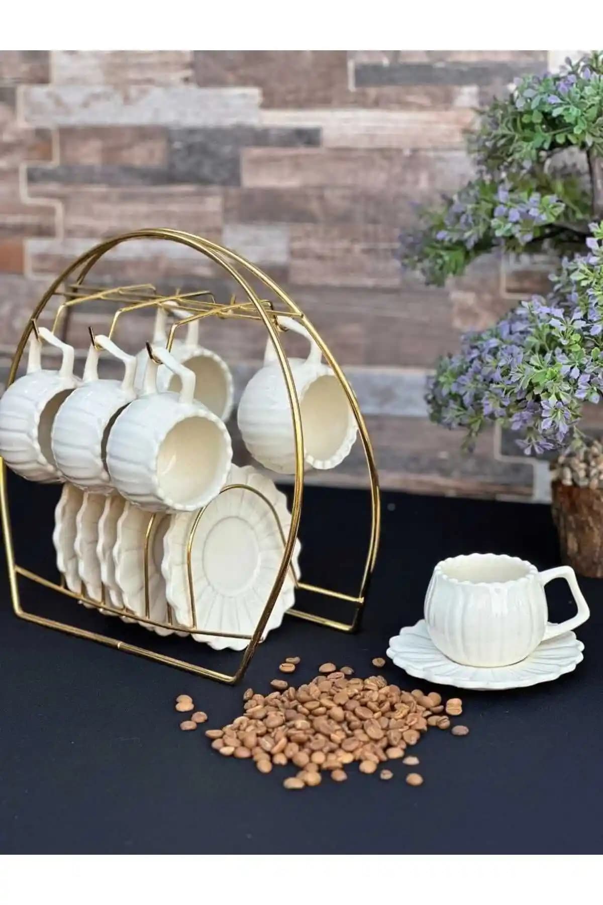Standlı fincan takımı ile ev ve ofis dekorasyonunuza şıklık katın ve fonksiyonelliği artırın