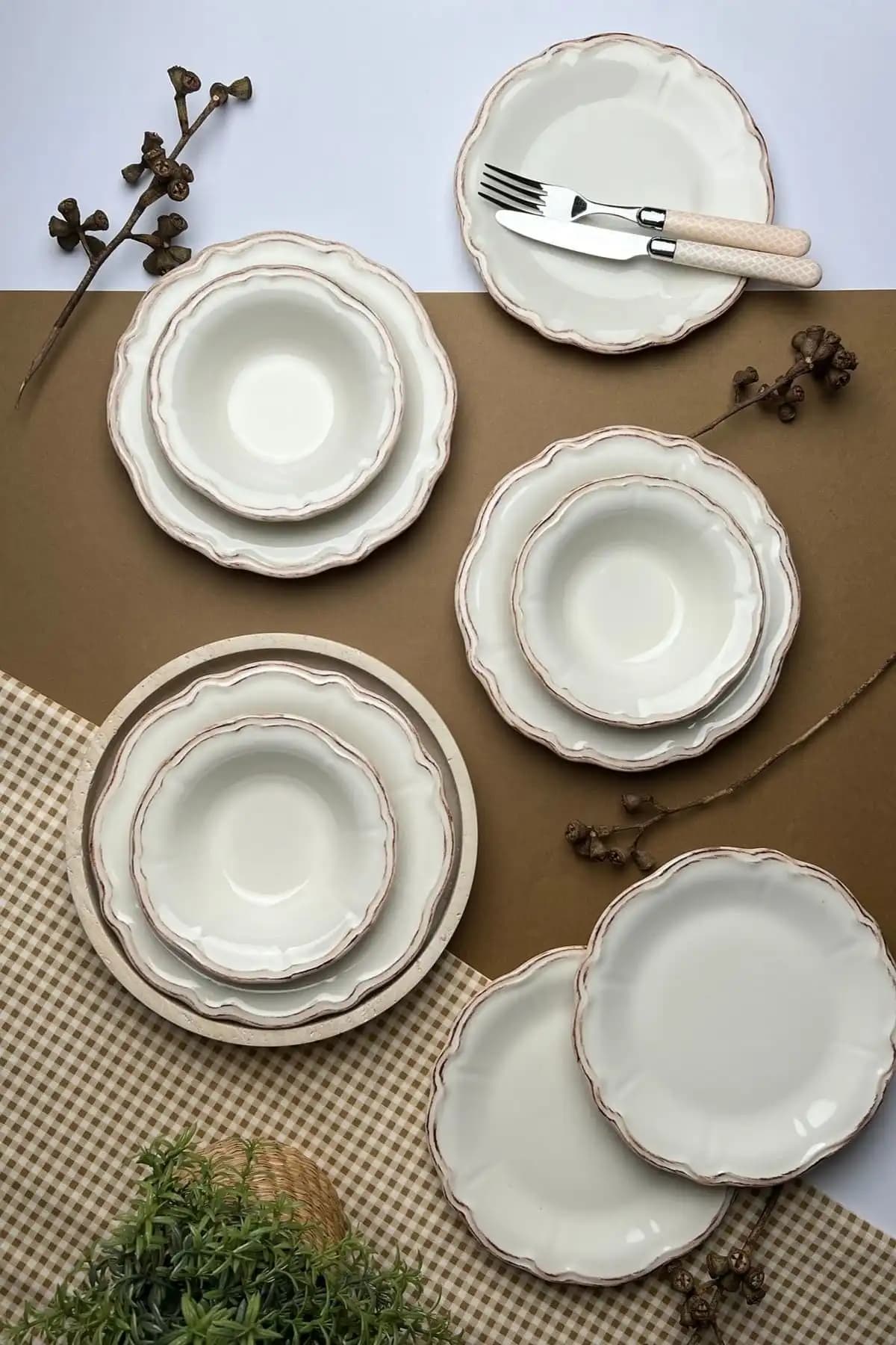 Stoneware Tabaklar ile Ev Dekorasyonunda Şıklık ve Dayanıklılık Sağlama Yöntemleri