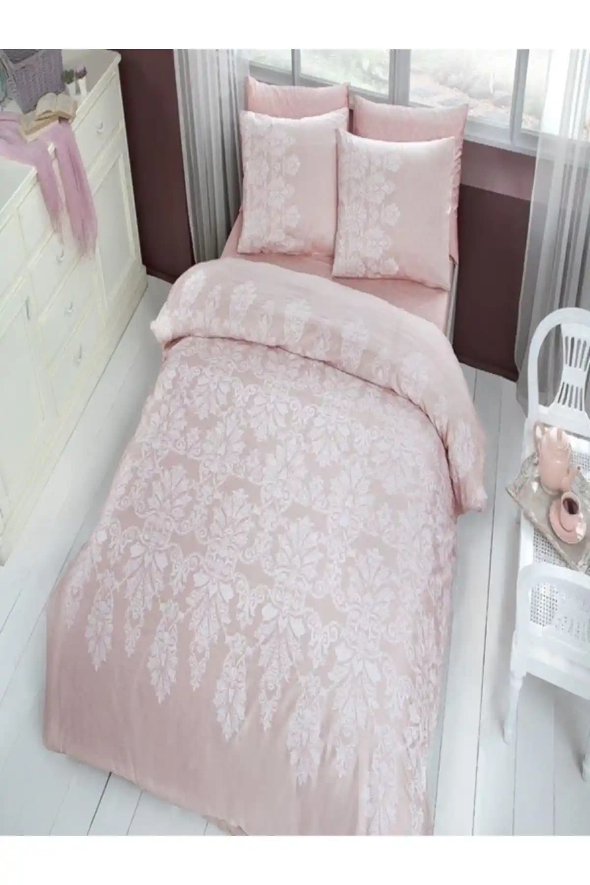 Taç Pamuk Saten Nevresimlerle Yatak Odasında Şıklık ve Konforun Buluşması